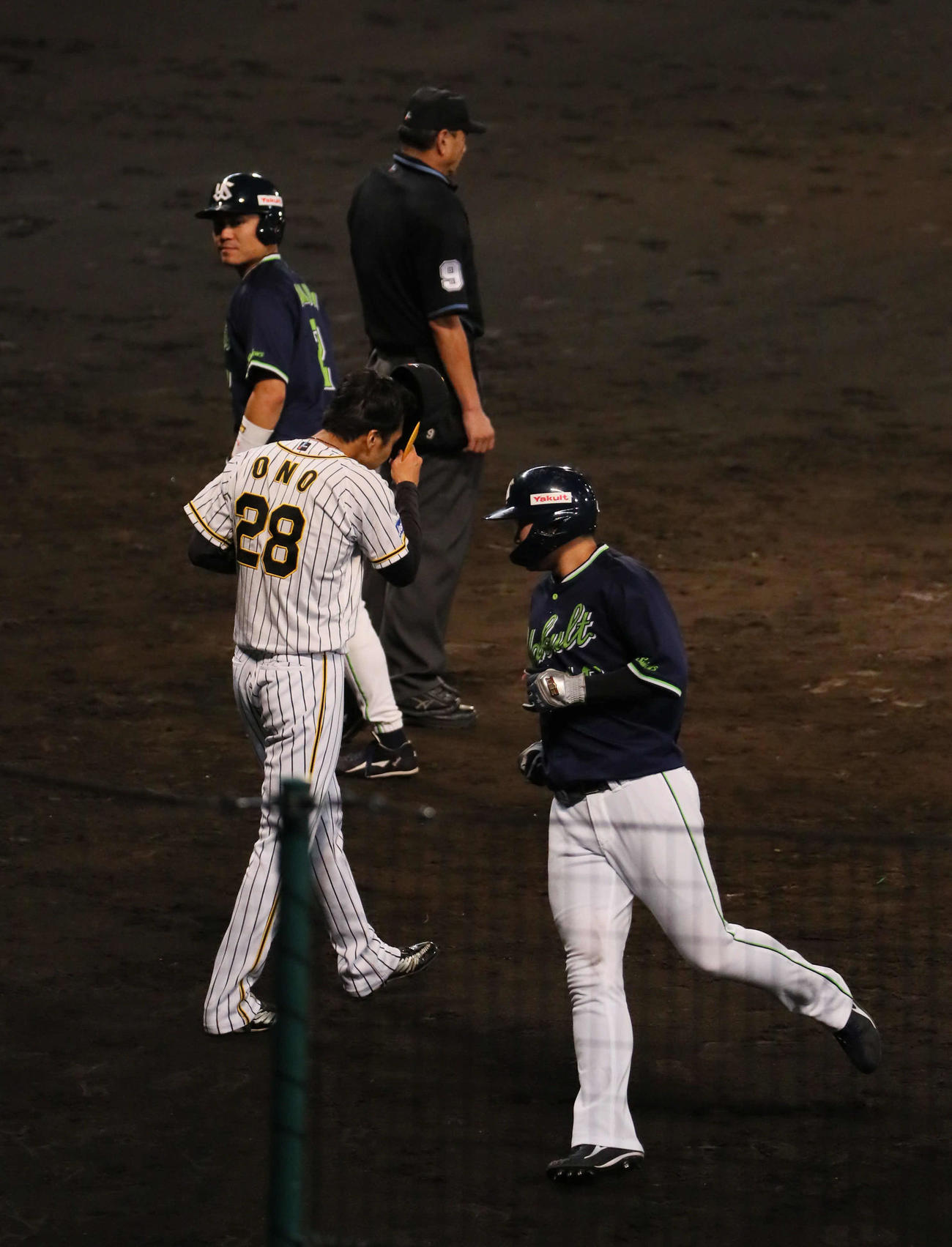 阪神対ヤクルト　8回表ヤクルト2死一、三塁、小野は塩見の左中間2点適時二塁打を浴び10点目を失う（2021年9月7日撮影）