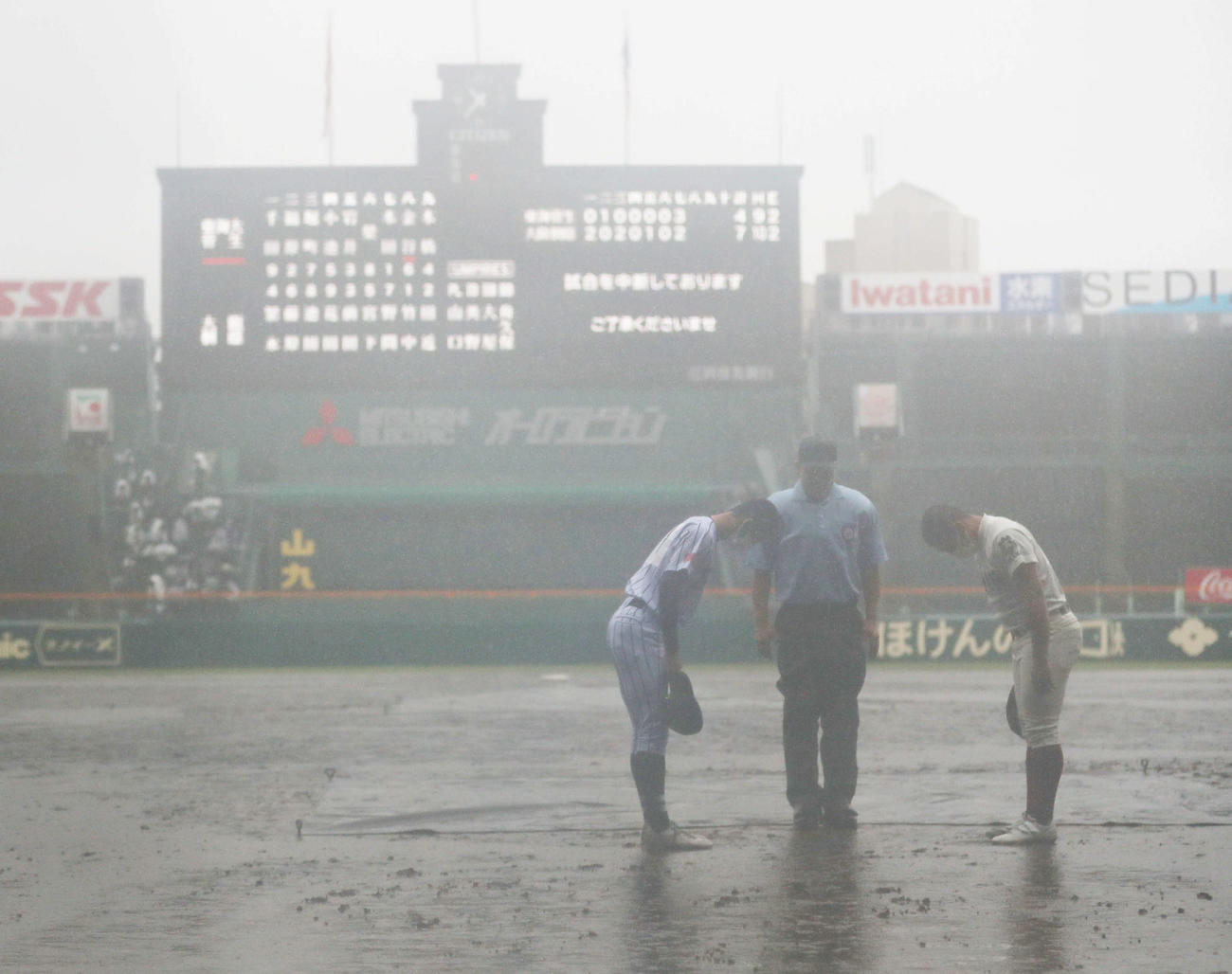 第103回全国高校野球選手権1回戦　東海大菅生対大阪桐蔭　降雨コールドになりあいさつする両主将（撮影・屋方直哉）＝2021年8月17日