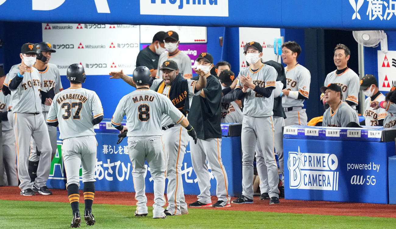 DeNA対巨人　9回表を終え、丸を笑顔で迎える巨人ナイン（撮影・横山健太）