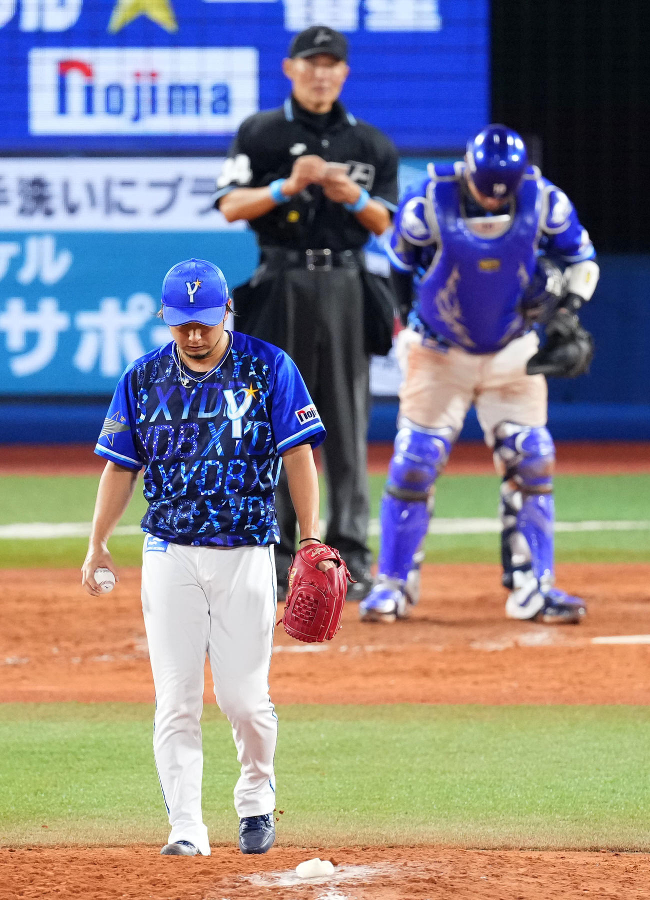 DeNA対巨人　9回表巨人2死一、二塁、丸に右前適時打を浴び肩を落とす三嶋（撮影・横山健太）