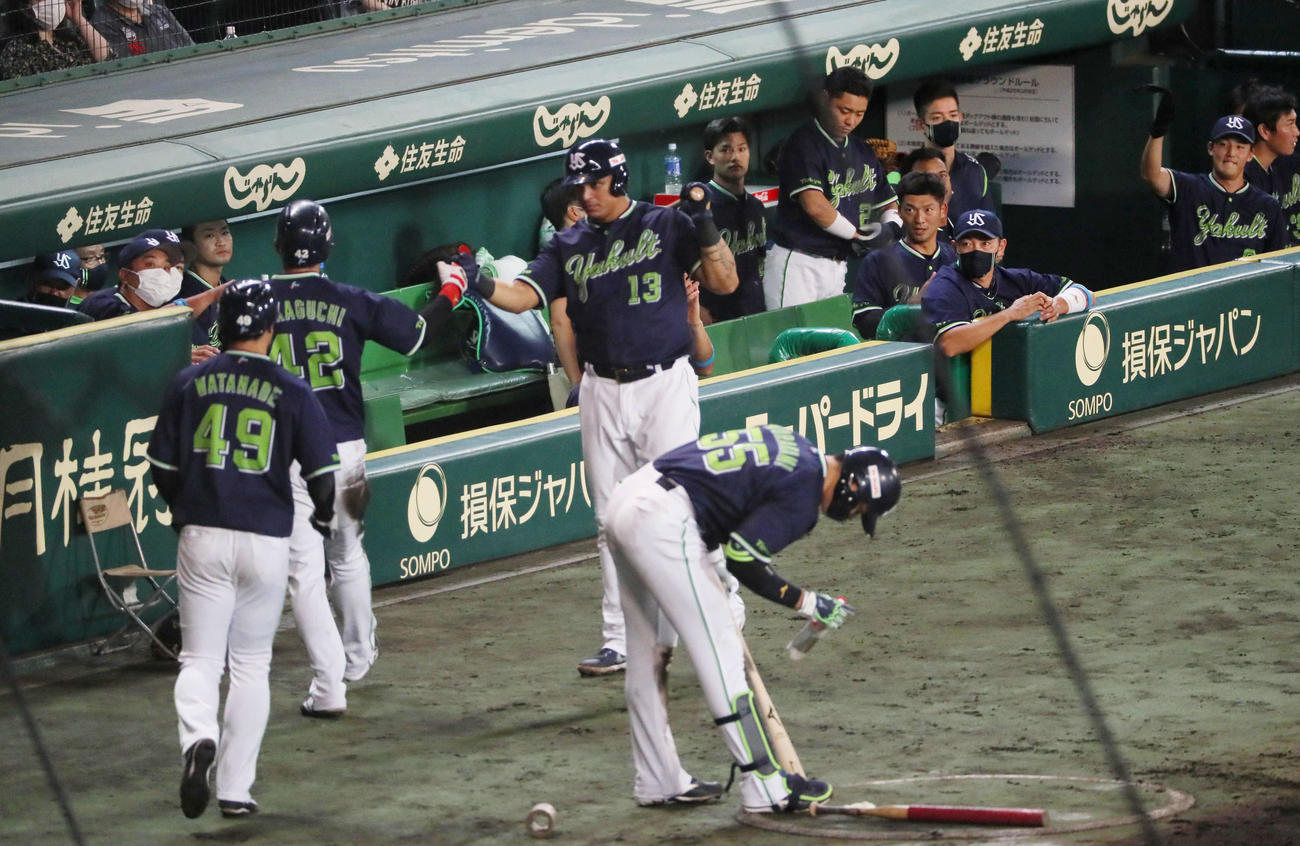 阪神対ヤクルト　7回表ヤクルト1死満塁、山田の右前2点適時打で11得点目を挙げたヤクルトナイン（撮影・宮崎幸一）