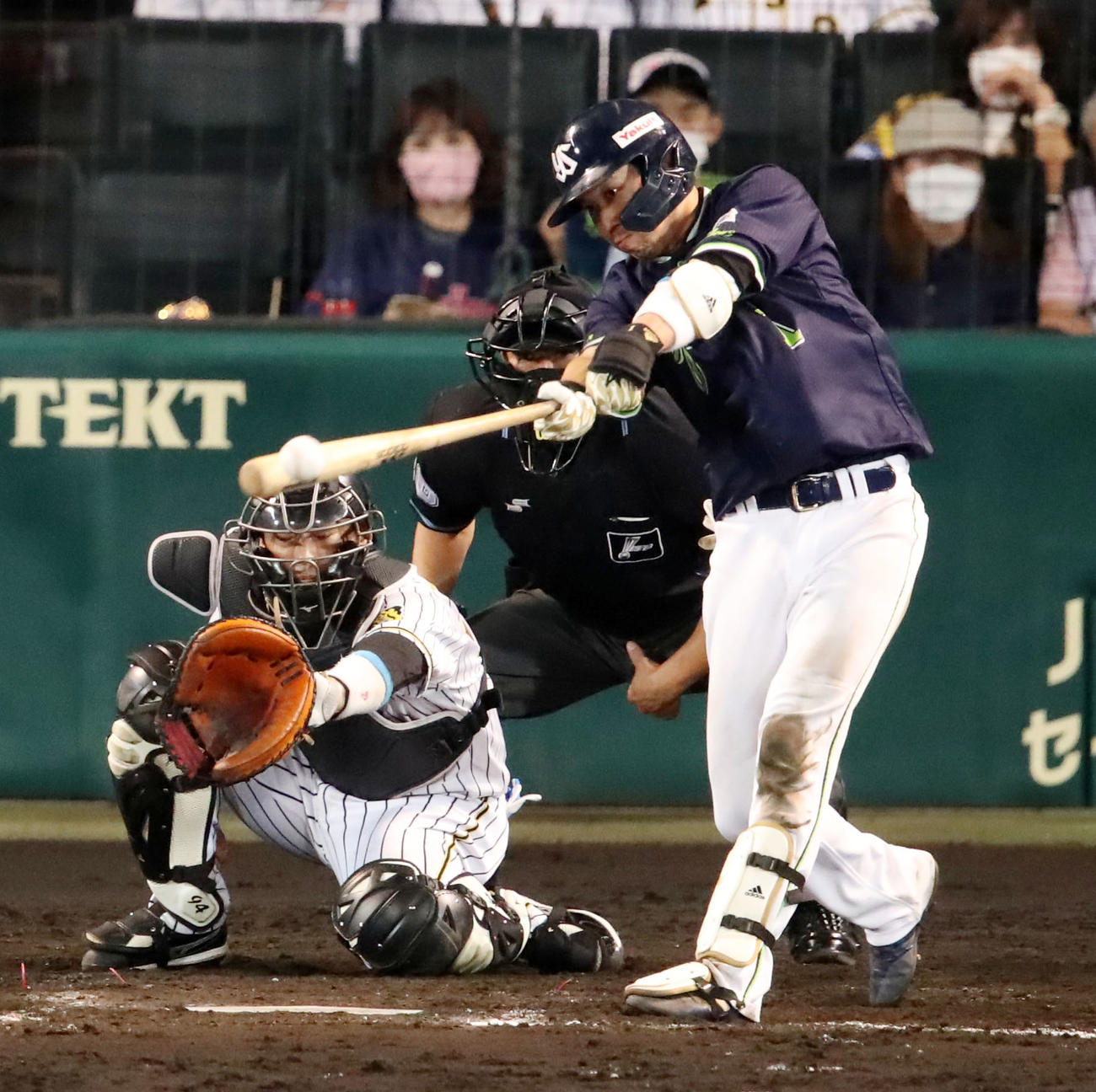 阪神対ヤクルト　7回表ヤクルト1死満塁、山田は左前適時打を放つ（撮影・加藤哉）