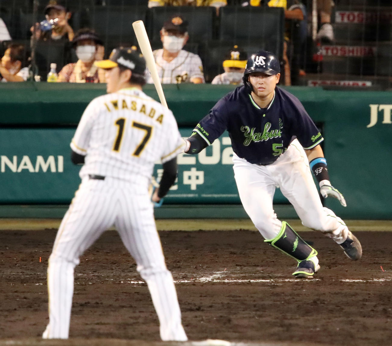阪神対ヤクルト　7回表ヤクルト1死一、二塁、村上は右前適時打を放つ。投手岩貞（撮影・加藤哉）
