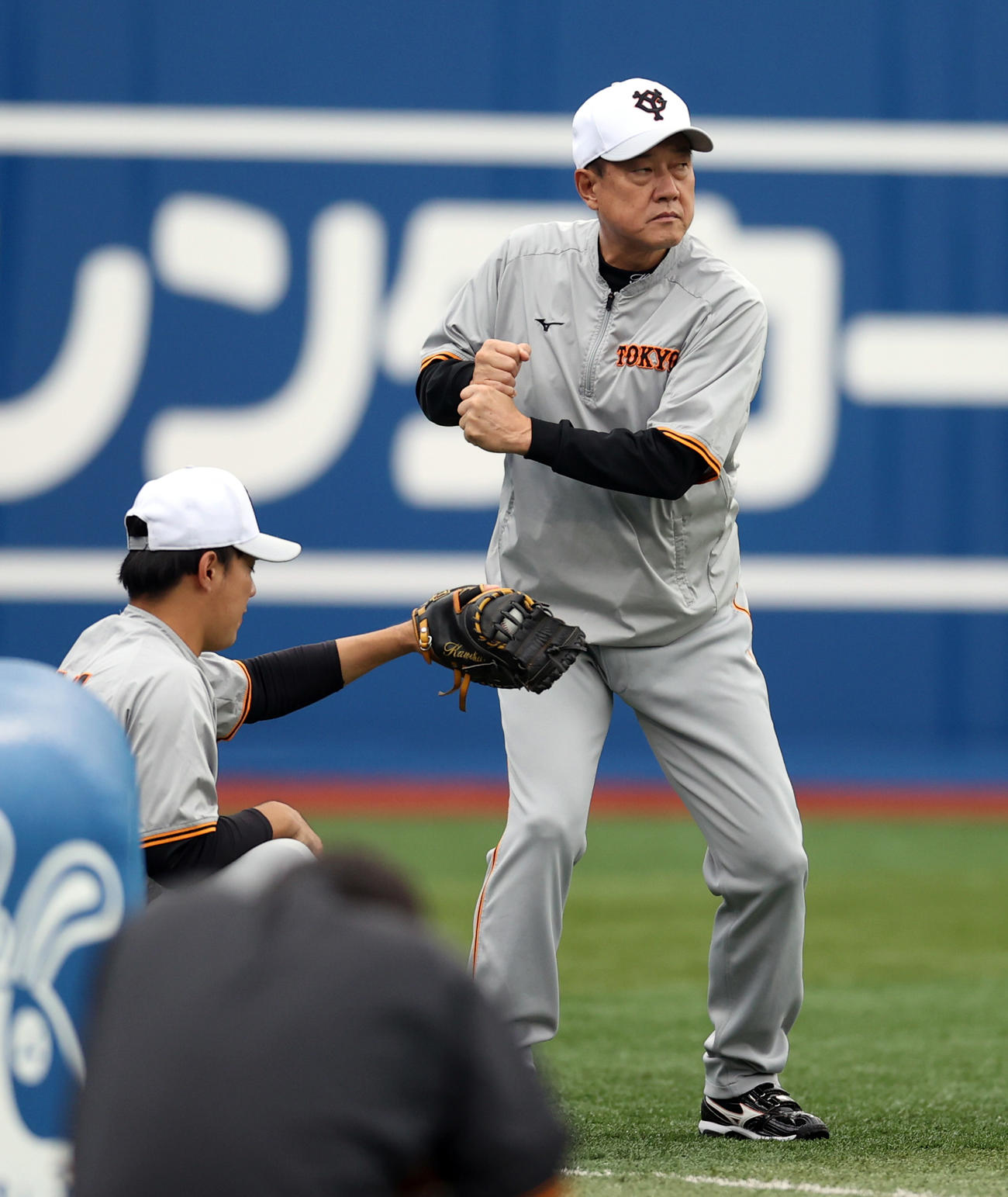 DeNA対巨人　試合前、菅野の投球練習で打席に立ち、見極める原監督（撮影・狩俣裕三）