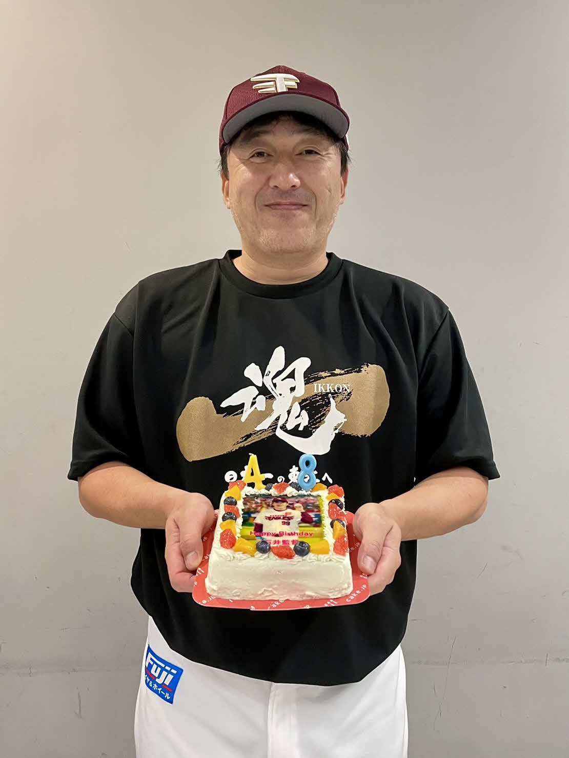 48歳の誕生日に報道陣からプレゼントされたケーキを手に、笑顔の楽天石井GM兼監督（球団提供）