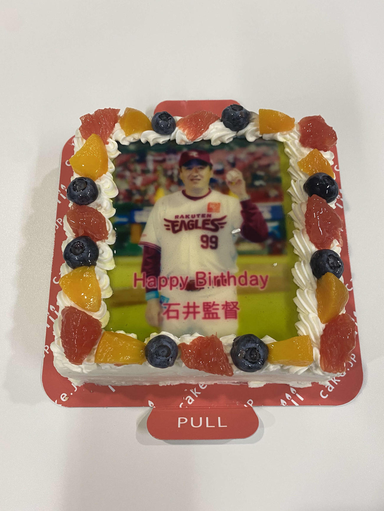 楽天石井GM兼監督が、48歳の誕生日に報道陣からプレゼントされたケーキ