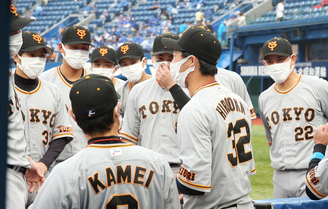 DeNA対巨人　試合前の円陣で声出しする広岡（中央）（撮影・狩俣裕三）
