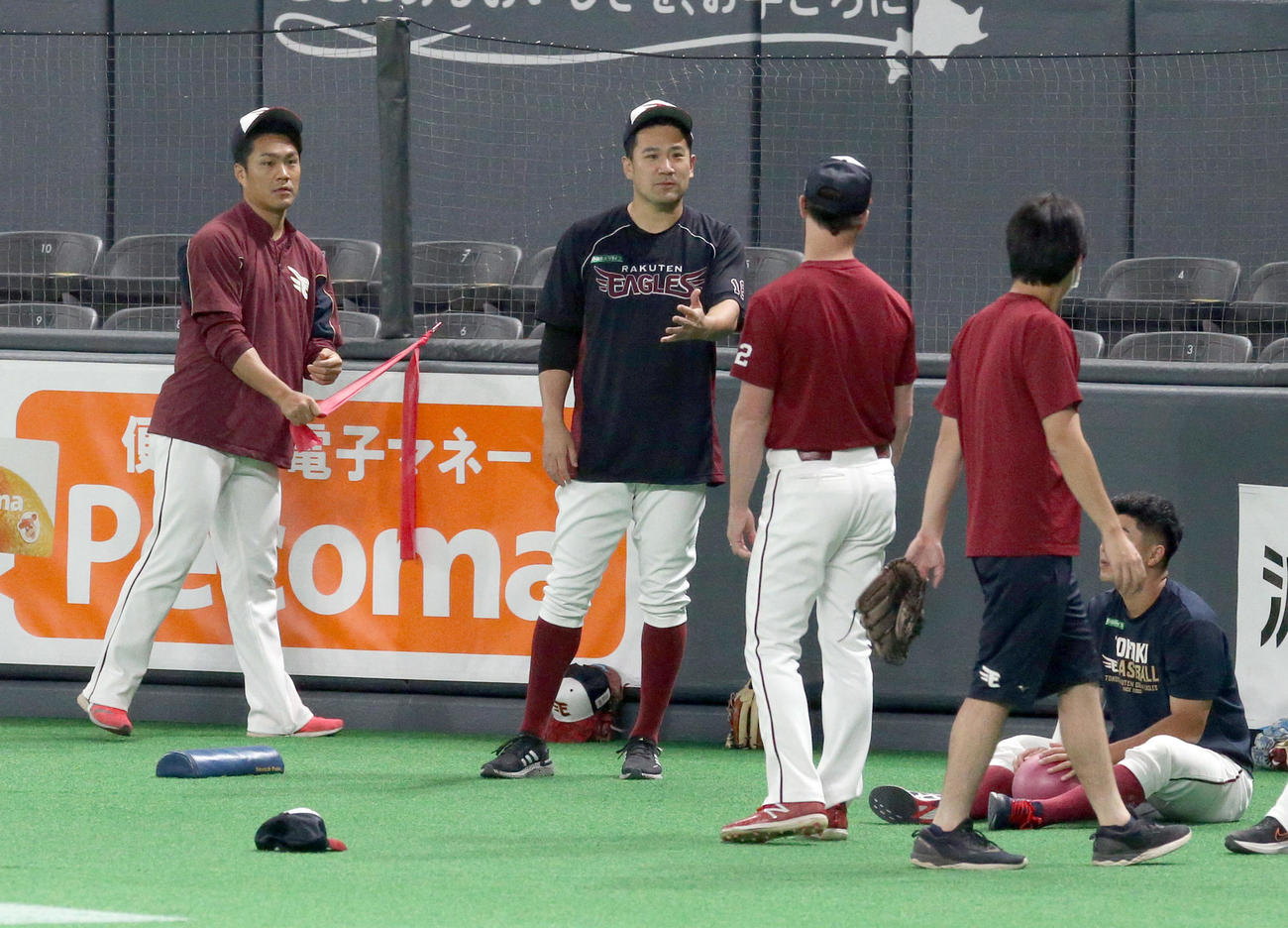 日本ハム対楽天　試合前、会話する楽天則本昂（左）と田中将（撮影・佐藤翔太）
