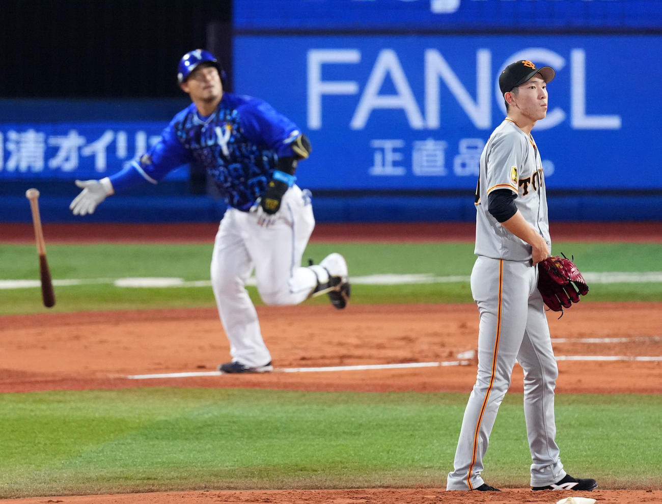 DeNA対巨人　1回裏DeNA2死、宮崎に左越え本塁打を浴びる戸郷（撮影・横山健太）