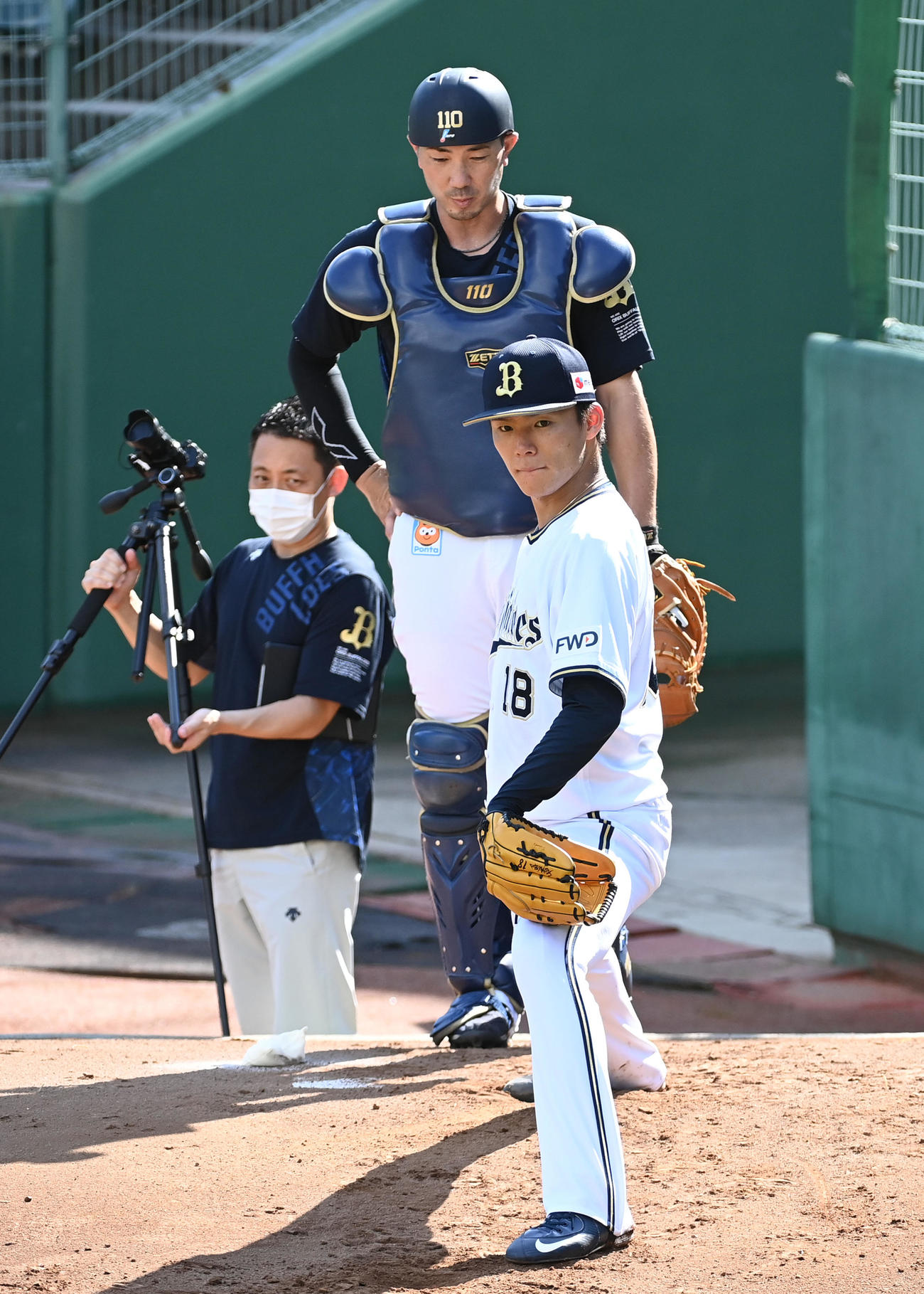 ブルペンで投球練習を行う山本（撮影・前岡正明）