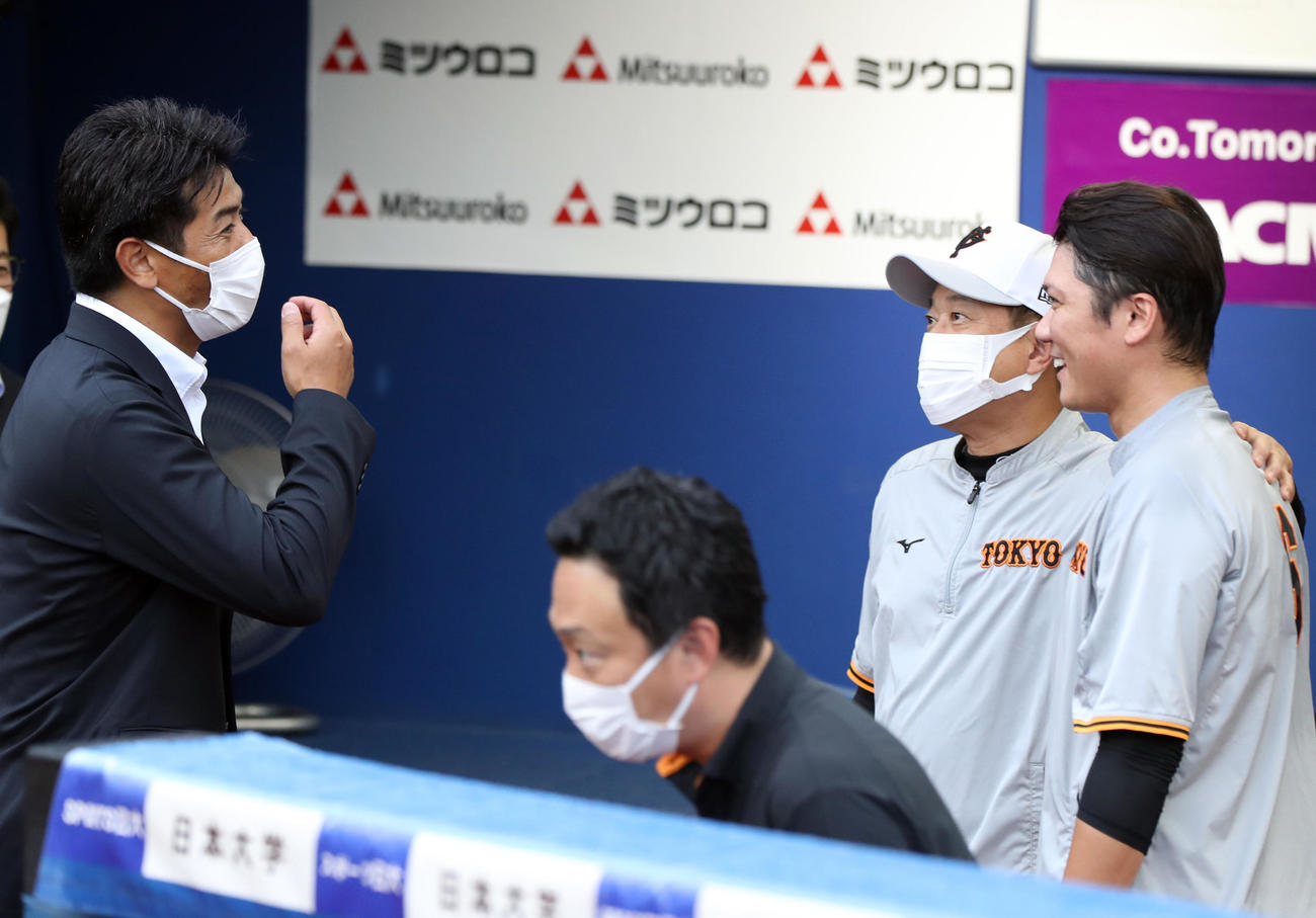 DeNA対巨人　試合前、球場を訪れた稲葉監督（左）と話をする原監督（中央）と坂本（撮影・狩俣裕三）