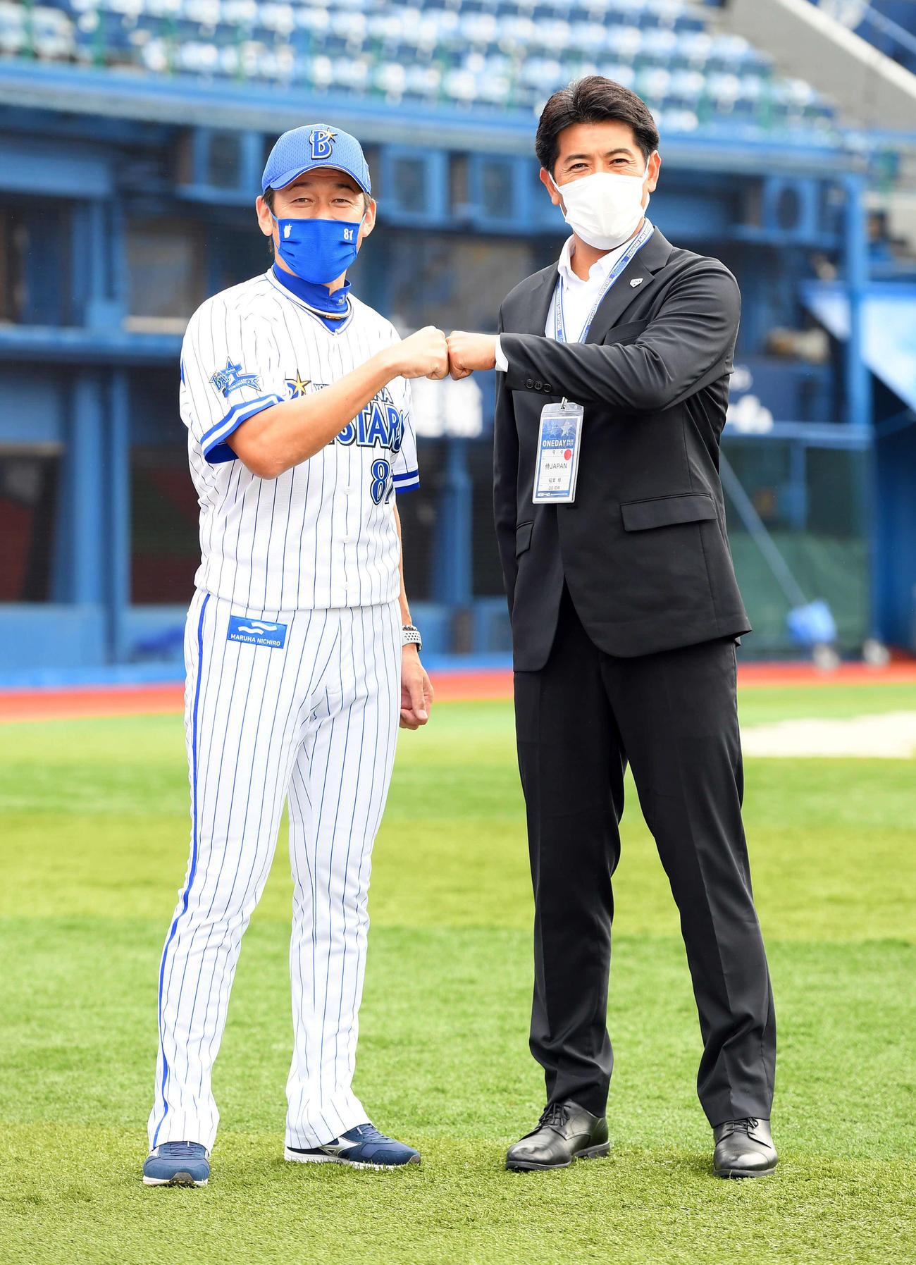 DeNA対巨人　試合に訪れた稲葉東京五輪野球監督（右）とグータッチするDeNA三浦監督（撮影・たえ見朱実）