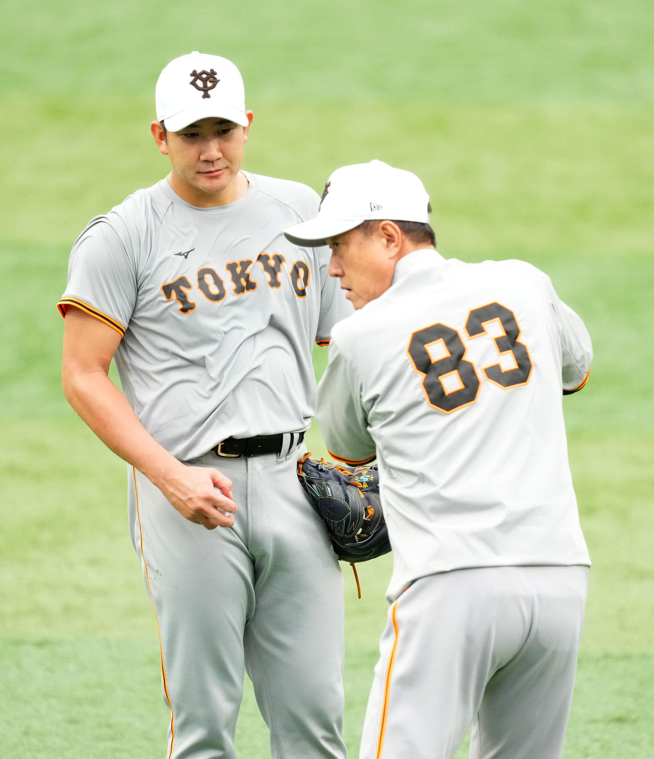 DeNA対巨人　巨人原監督（右）から指導を受ける菅野（撮影・横山健太）