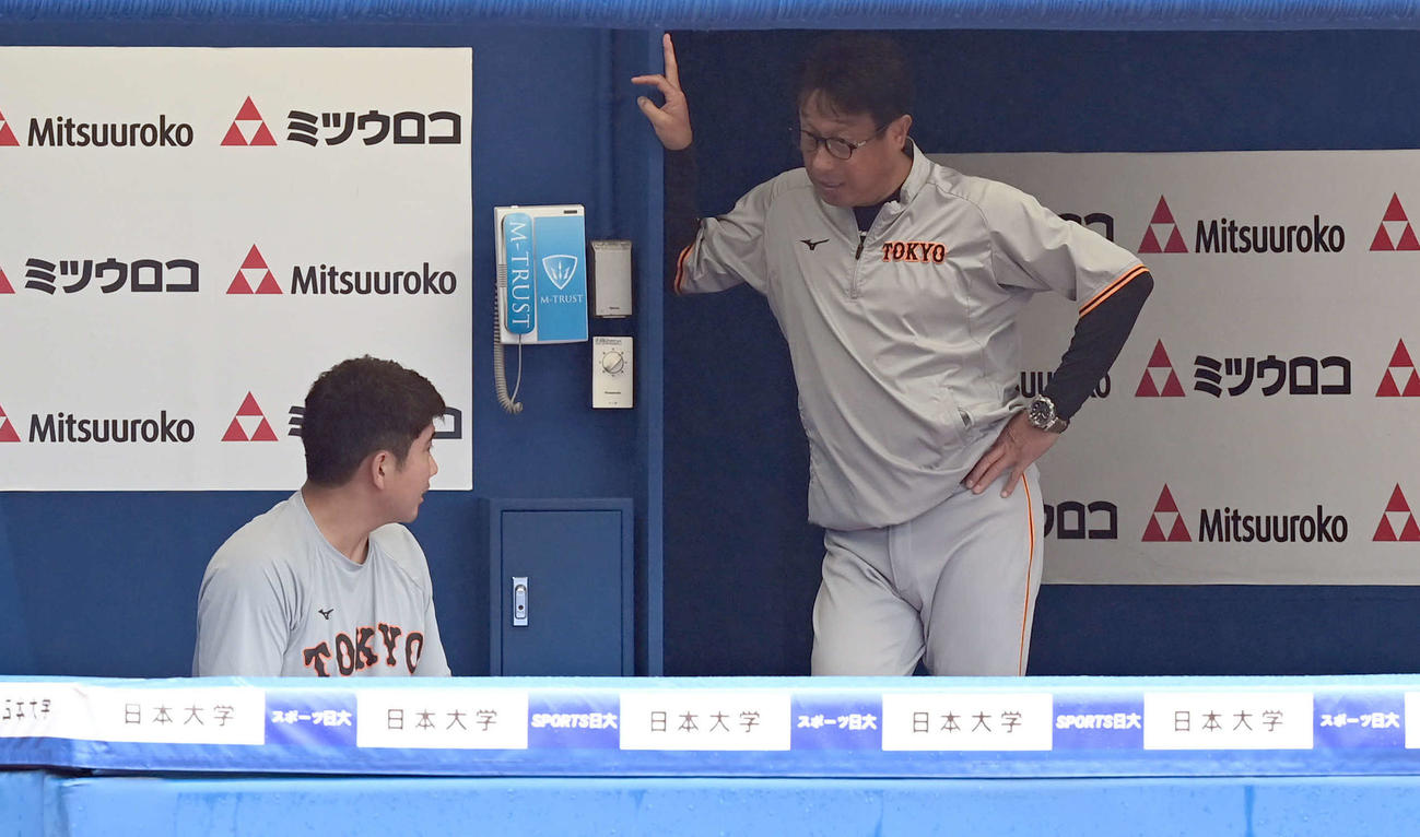 DeNA対巨人　ベンチで宮本投手チーフコーチ（右）と話をする巨人菅野（撮影・たえ見朱実）