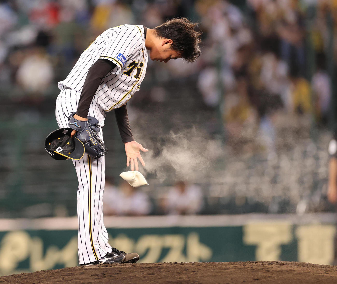 阪神対ヤクルト　1回表ヤクルト2死一、三塁、ヤクルト打線に連打を浴びマウンドでがっくりロジンをつける阪神高橋（撮影・清水貴仁）
