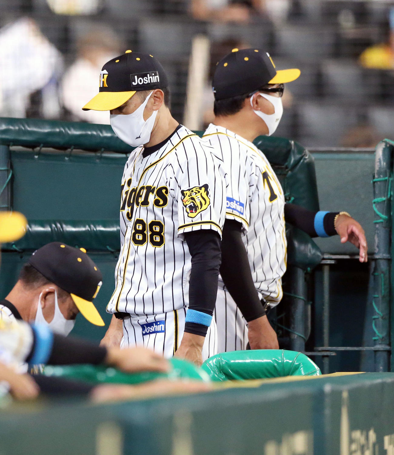 阪神対ヤクルト　4回、選手交代を告げた矢野監督（中央）（撮影・上山淳一）
