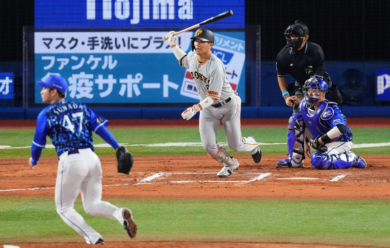 DeNA対巨人　6回表巨人1死満塁、一併殺打に倒れる大城（撮影・横山健太）