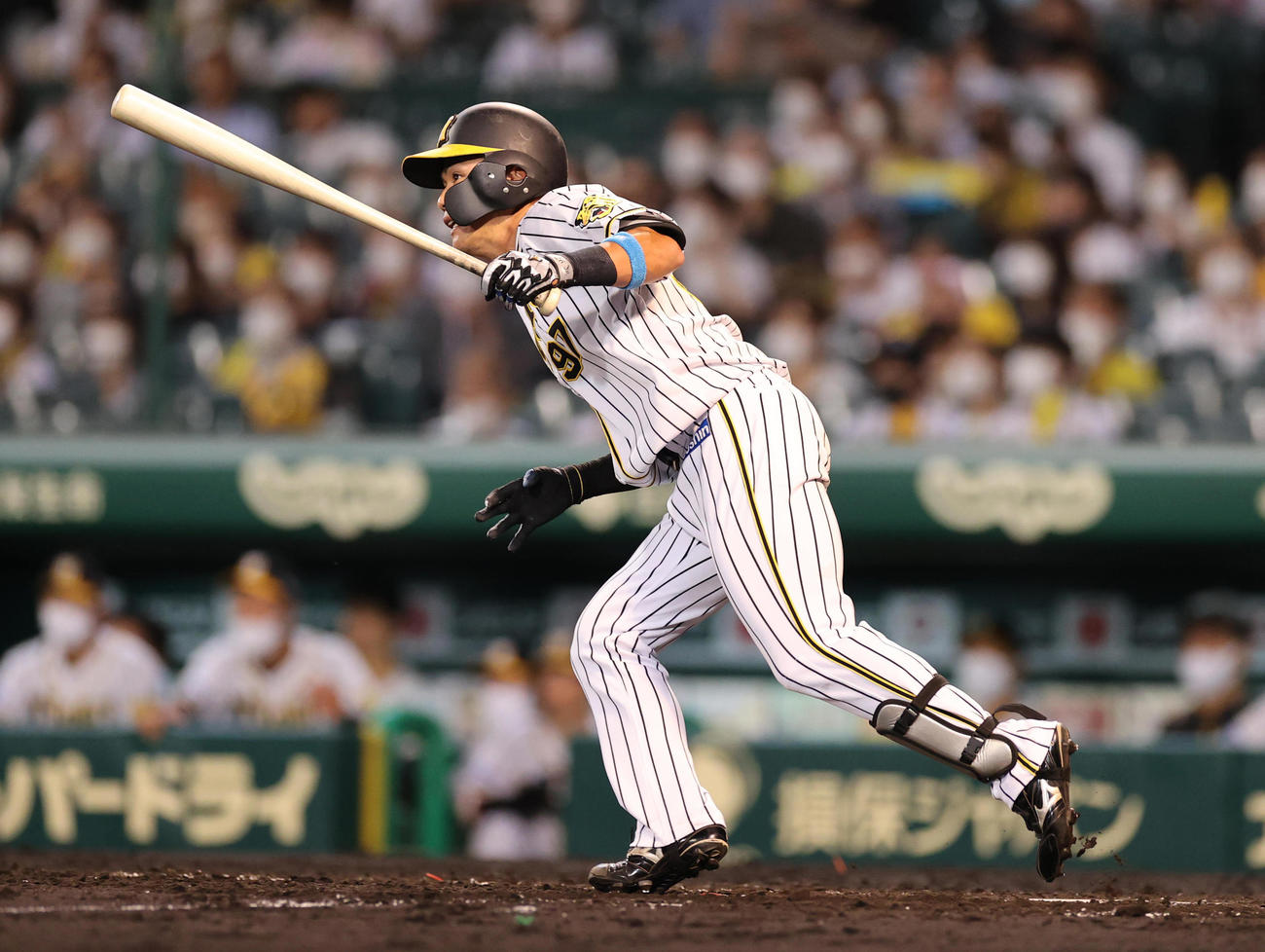 阪神対ヤクルト　4回裏阪神2死一、二塁、左前適時打を放ちプロ初打点を記録する小野寺（撮影・清水貴仁）