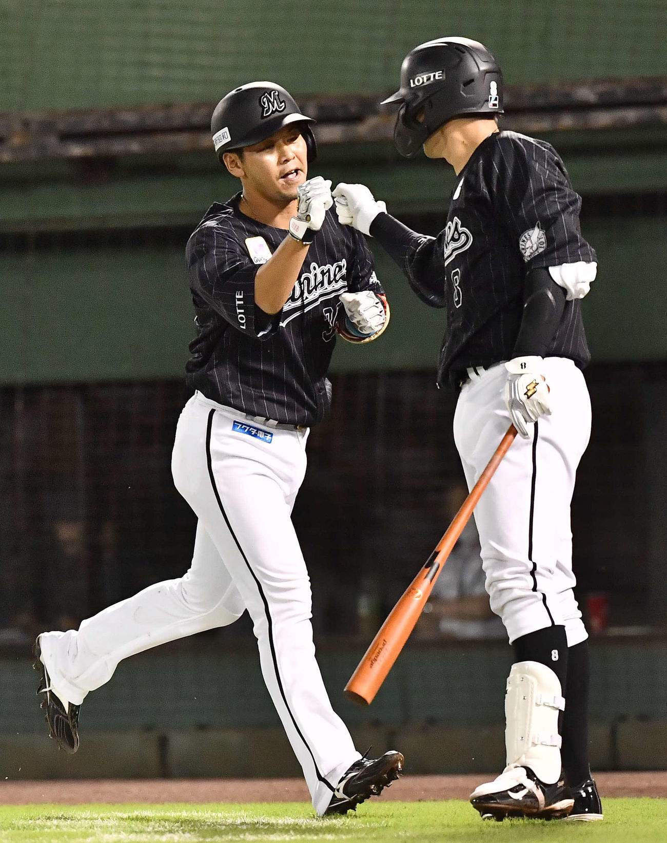 オリックス対ロッテ　7回表ロッテ無死、左越えにソロ本塁打を放つ小窪（撮影・上田博志）