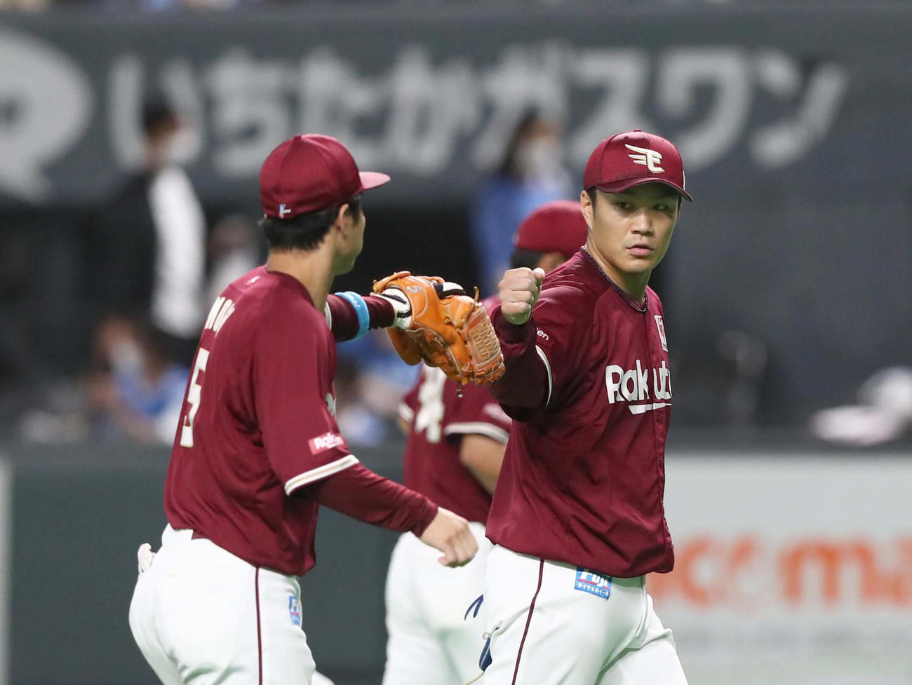 日本ハム対楽天　4回裏日本ハム1死一塁、野村を三ゴロの併殺にとり茂木とタッチする則本昴（撮影・黒川智章）