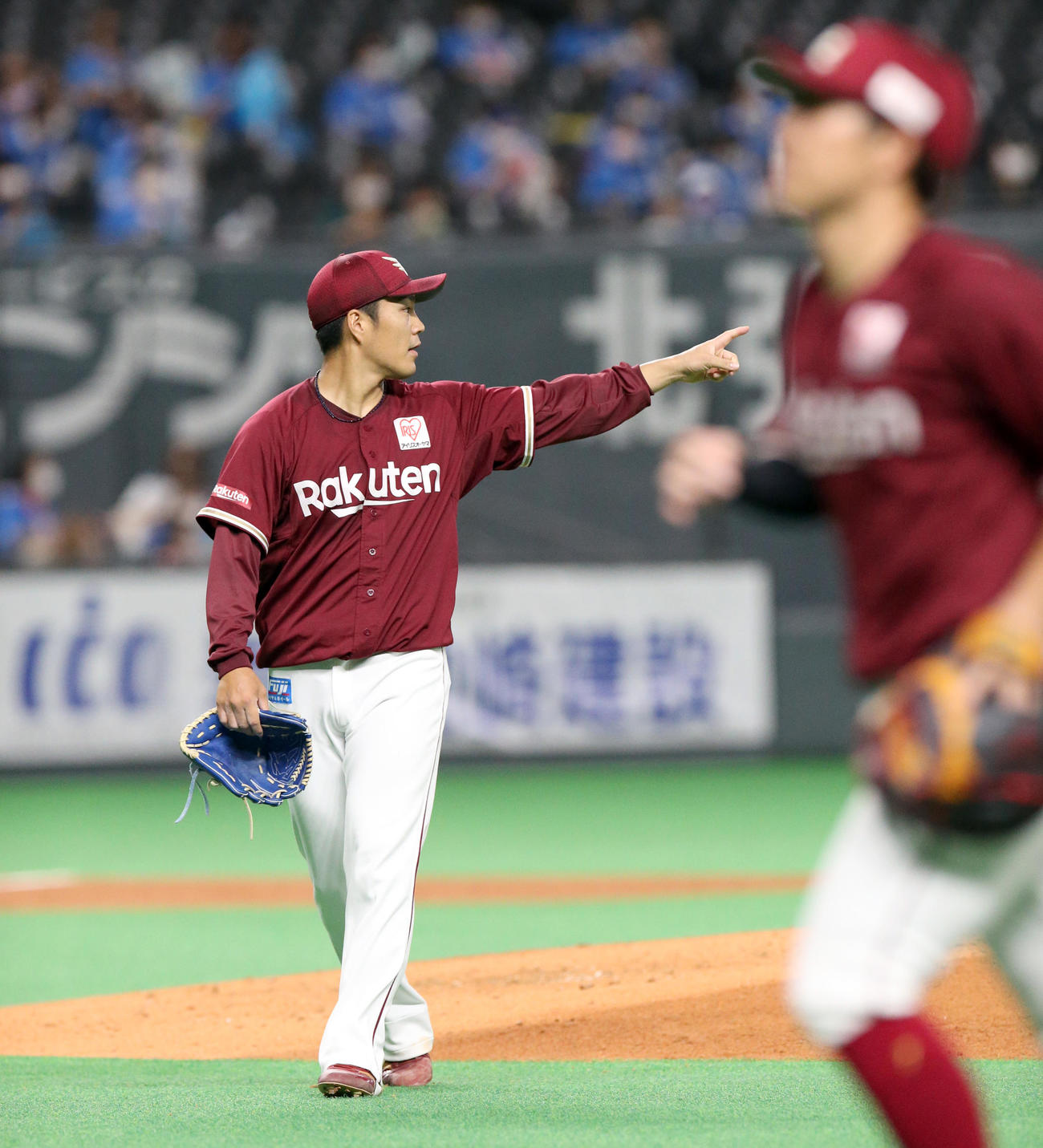 日本ハム対楽天　4回裏を無失点に抑えナインを指さしながらベンチに戻る楽天則本昂大（撮影・佐藤翔太）