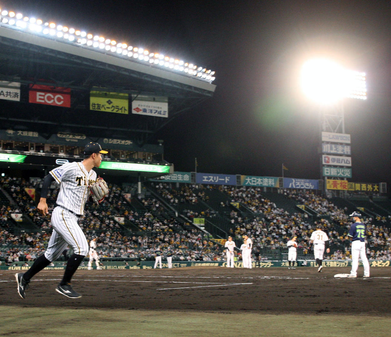 阪神対ヤクルト　6回表ヤクルト1死満塁、佐藤輝（左）が右翼手に入る（撮影・上山淳一）