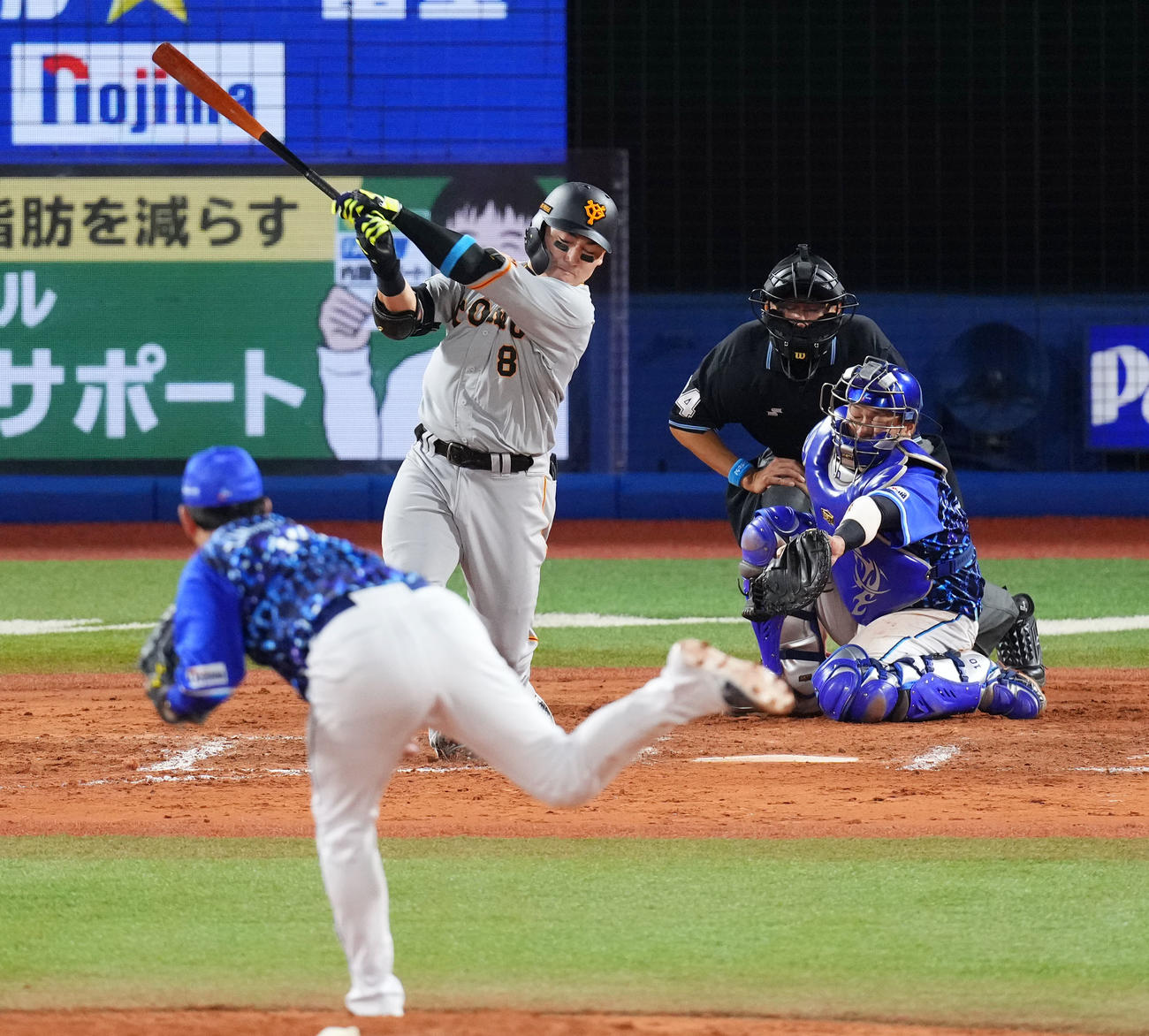 DeNA対巨人　8回表巨人無死、三振に倒れる丸（撮影・横山健太）