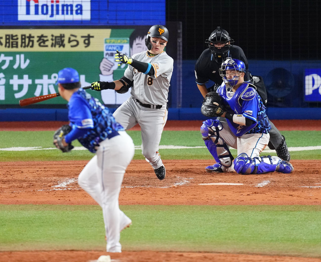 DeNA対巨人　8回表巨人無死、三振に倒れる丸（撮影・横山健太）