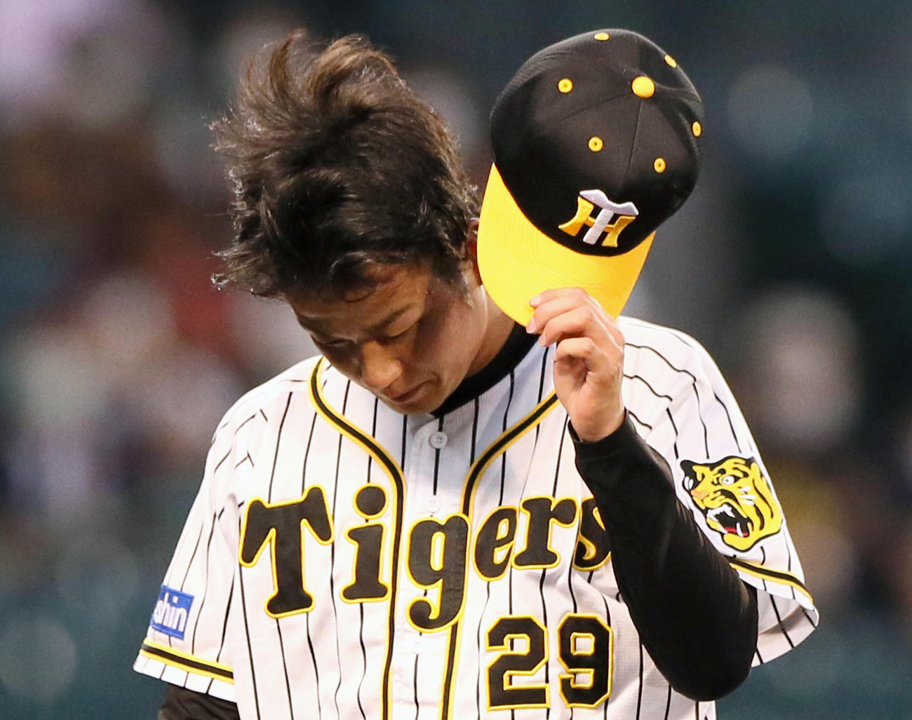 阪神対ヤクルト　阪神先発の高橋は初回に5失点し、うつむきながらベンチに引き揚げる（撮影・上山淳一）