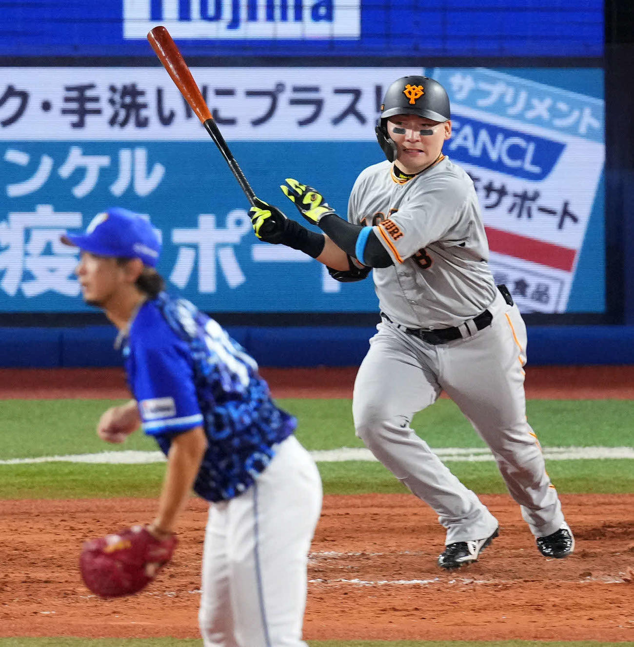 DeNA対巨人　9回表巨人2死一、二塁、右前適時打を放つ丸（撮影・横山健太）