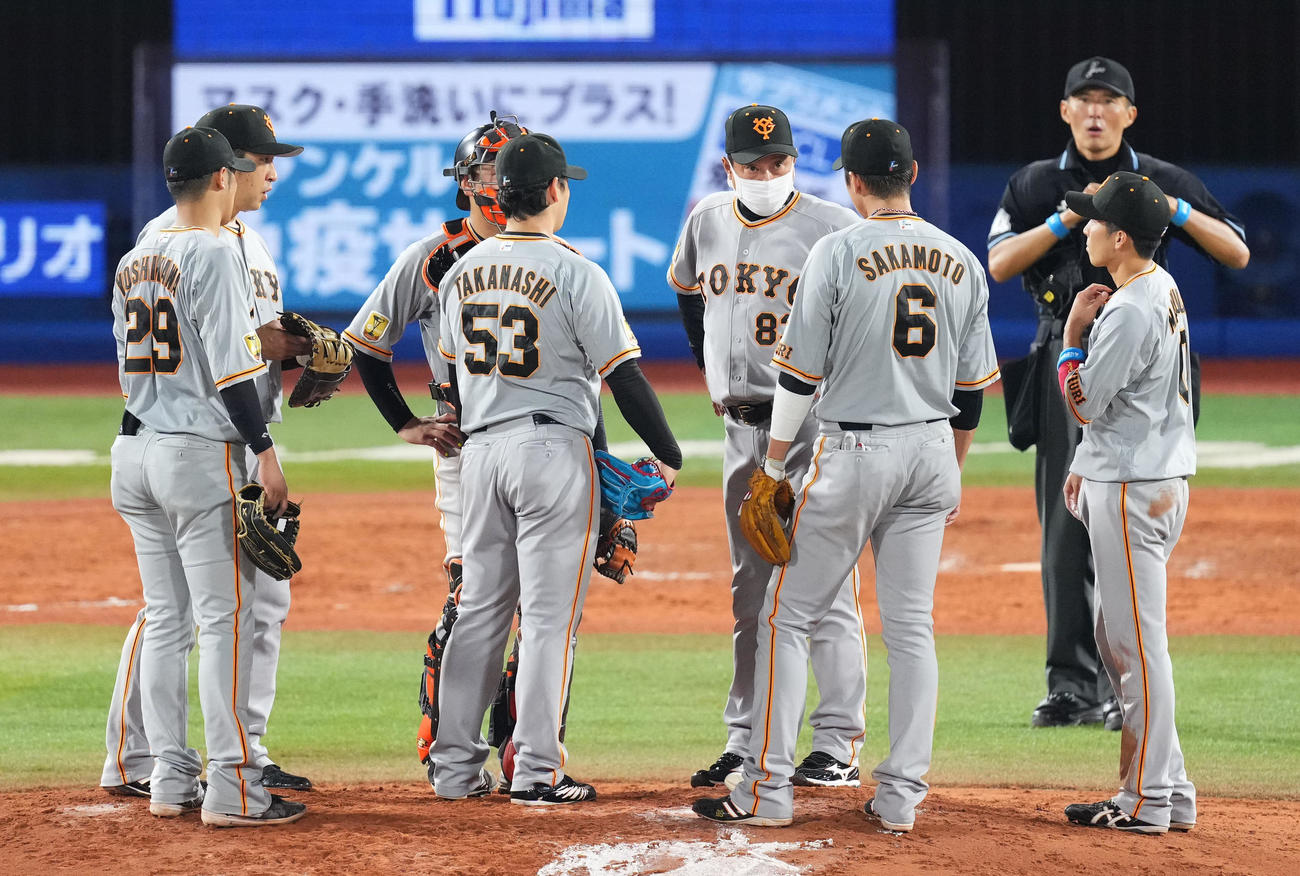 DeNA対巨人　9回裏途中、マウンドへ向かいナインに声をかける巨人原監督（右から4人目）（撮影・横山健太）