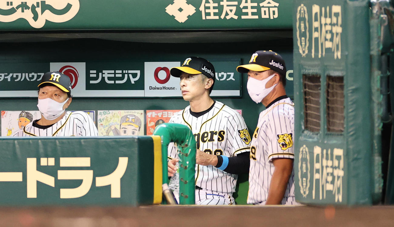 阪神対ヤクルト　7回、ベンチで厳しい顔をみせる阪神矢野耀大監督（撮影・清水貴仁）