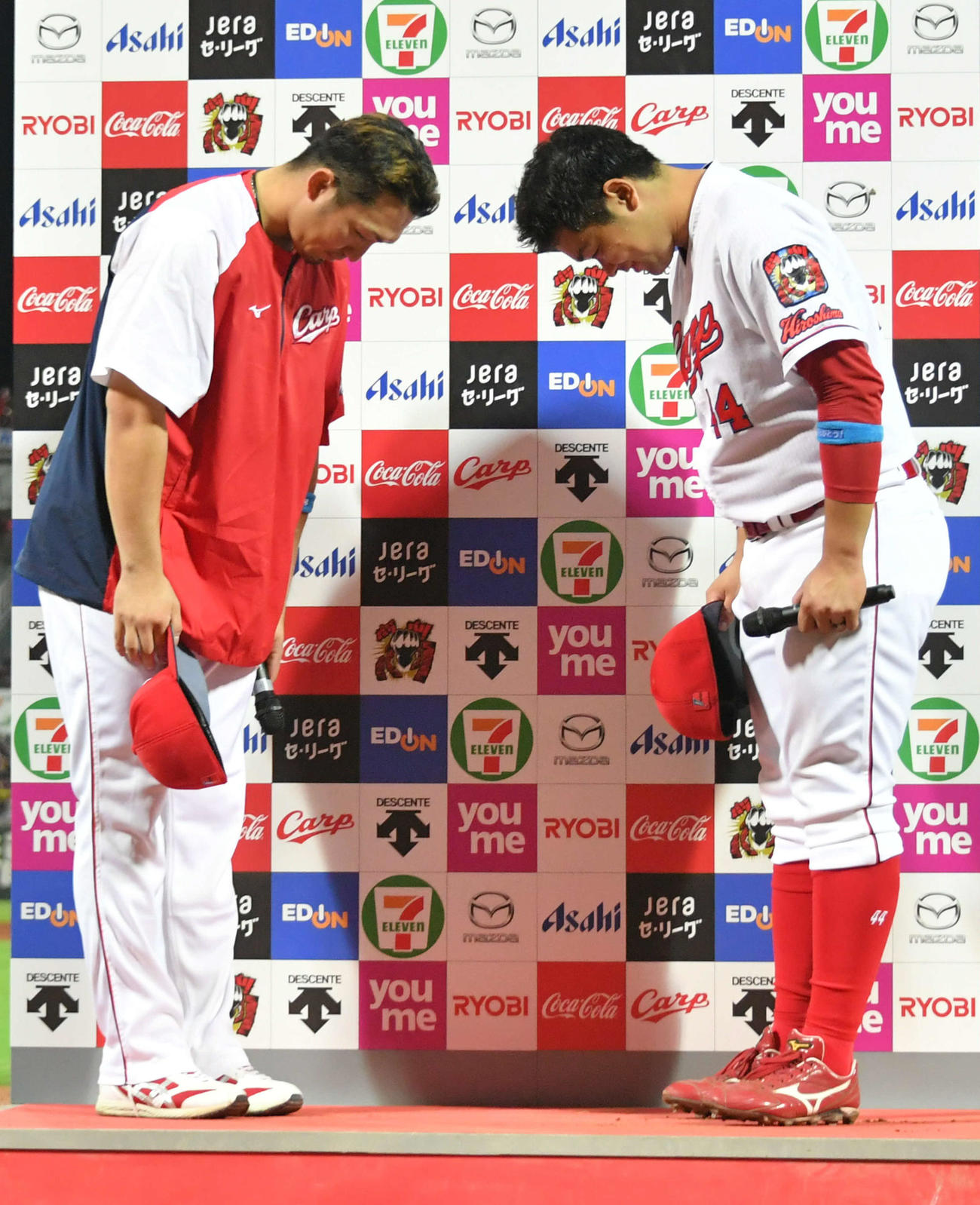 広島対中日　お立ち台でお辞儀をする鈴木誠（左）と林
