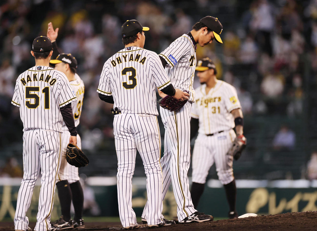 阪神対ヤクルト　6回表、3四球でピンチを招き降板となる藤浪（撮影・清水貴仁）