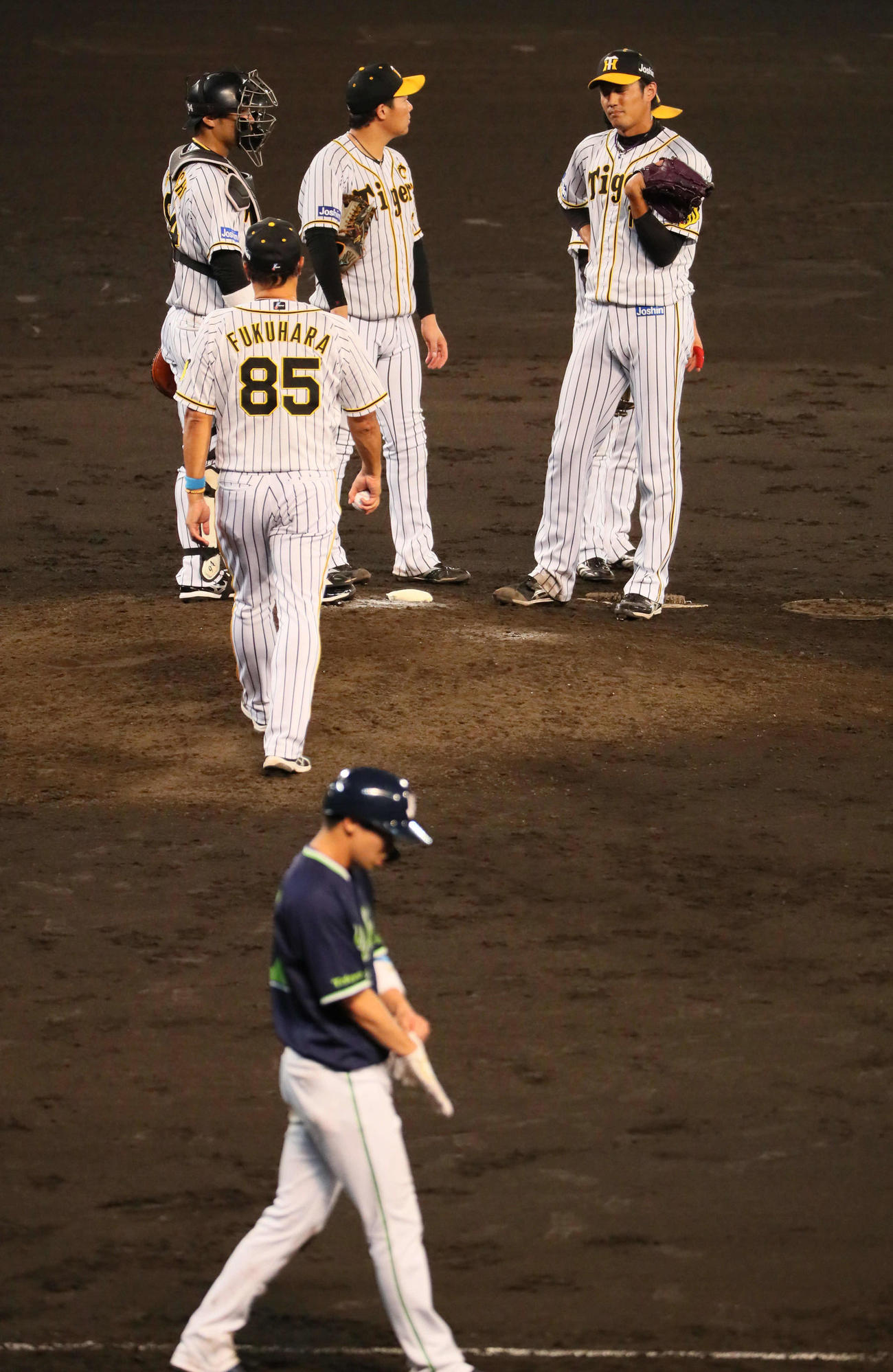 阪神対ヤクルト　6回表ヤクルト1死二、三塁、藤浪は3つ目の四球を山田（手前）に与え降板となる（撮影・宮崎幸一）
