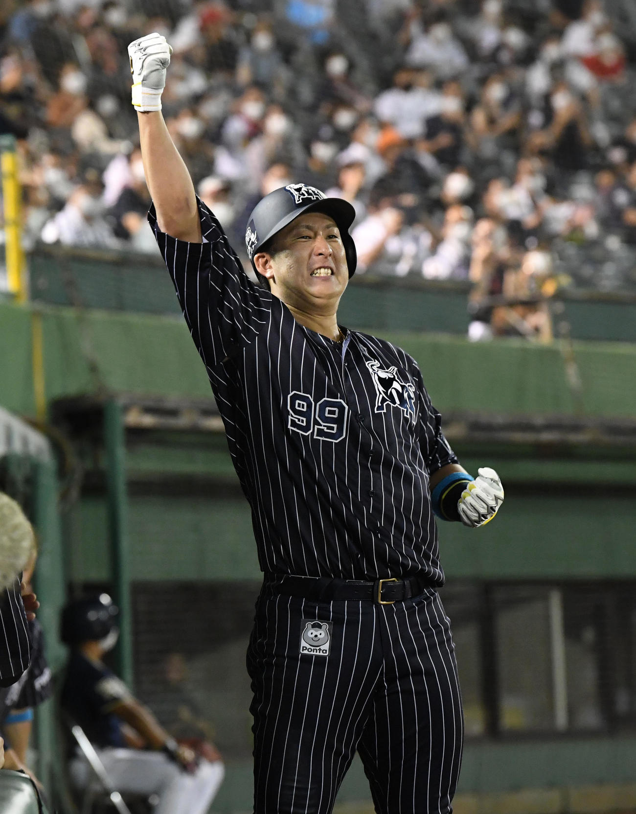 オリックス対ロッテ　6回裏オリックス無死、杉本は右越え本塁打を放ち昇天ポーズ（撮影・前岡正明）