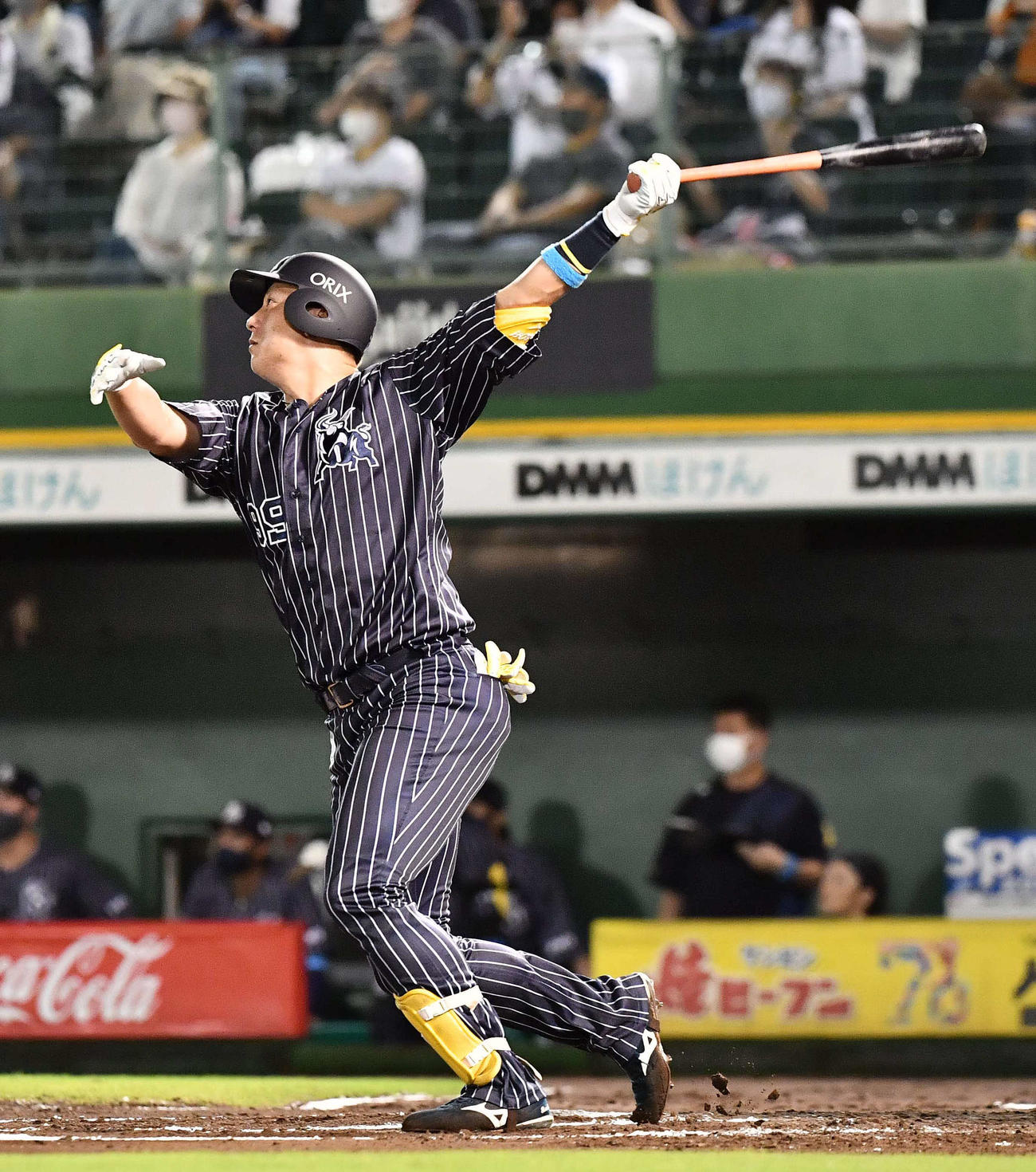 オリックス対ロッテ　6回裏オリックス無死、右越えにソロ本塁打を放つ杉本（撮影・上田博志）