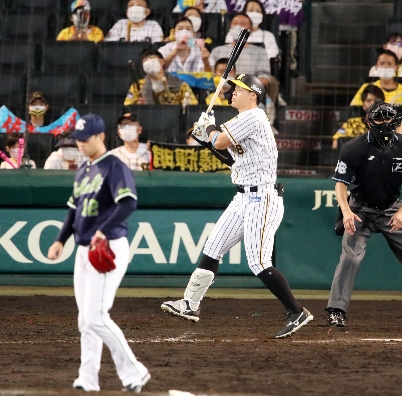 阪神対ヤクルト　9回裏阪神無死、佐藤輝は空振り三振に倒れる。投手は石山（撮影・加藤哉）