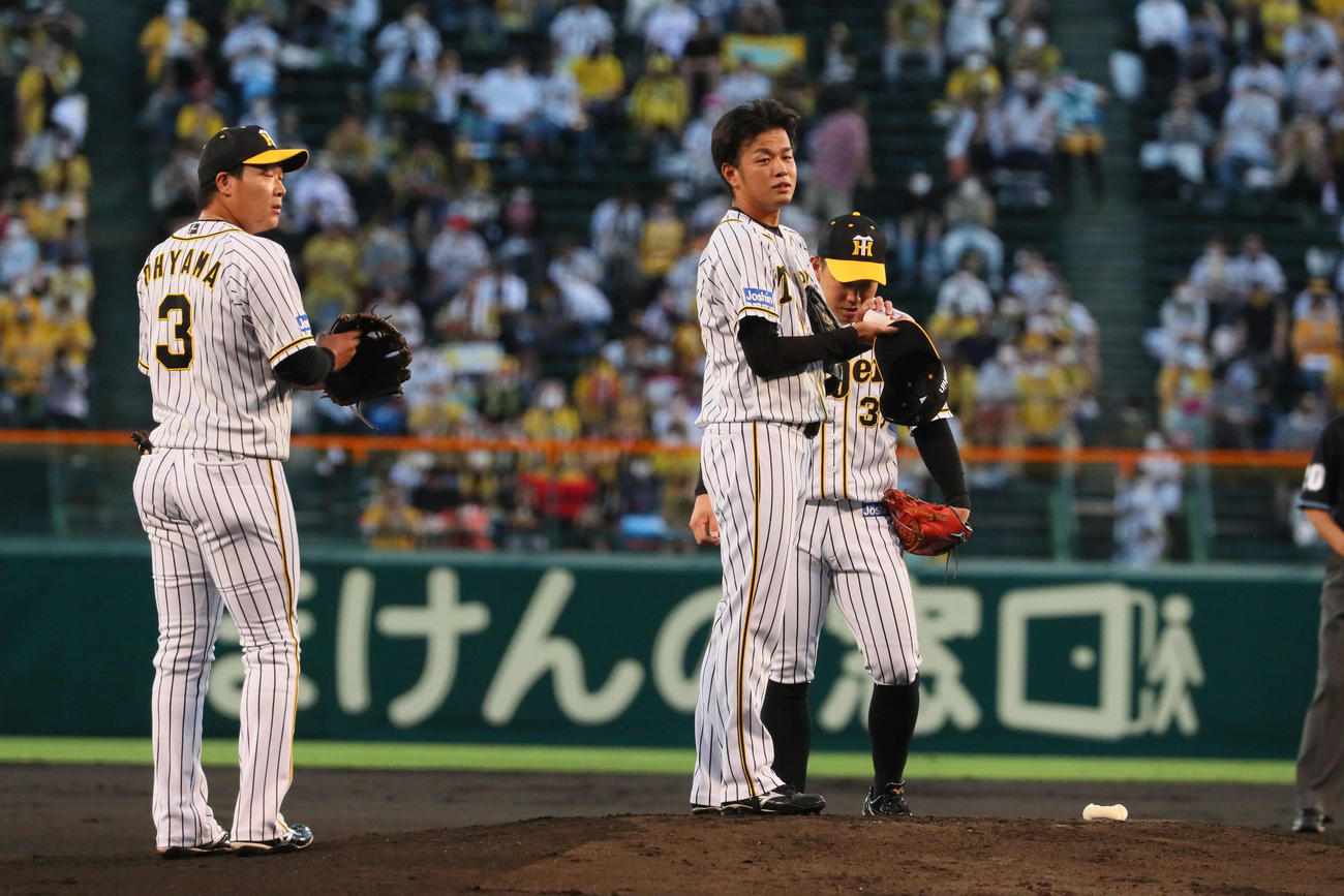 阪神対ヤクルト　1回表ヤクルト無死満塁、高橋（中央）は中村の左前先制2点適時打を浴びる（撮影・宮崎幸一）