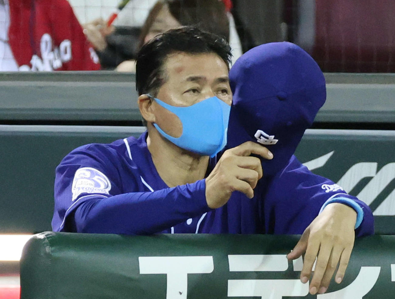 広島対中日　9回表中日、ベンチの与田監督（撮影・加藤孝規）