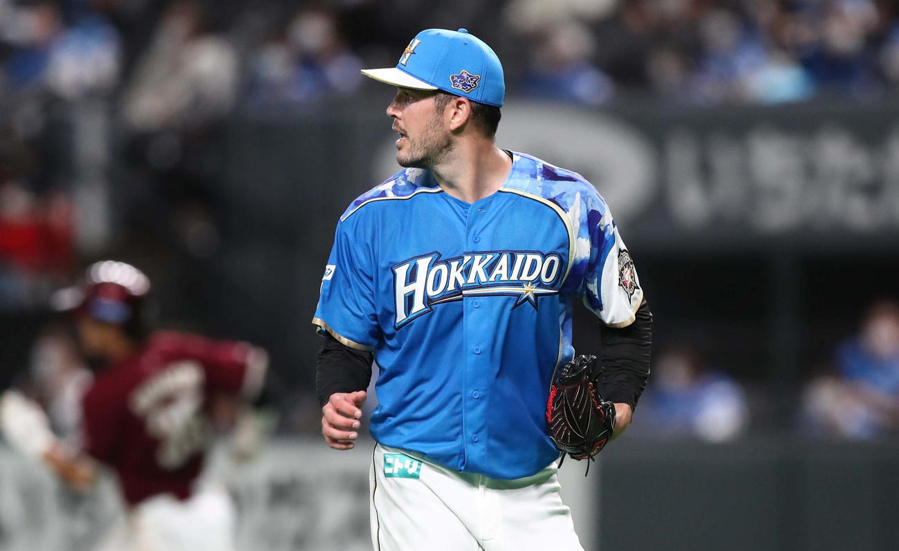 日本ハム対楽天　3回表楽天無死満塁、島内に2点適時二塁打を浴びるバーヘイゲン（撮影・黒川智章）