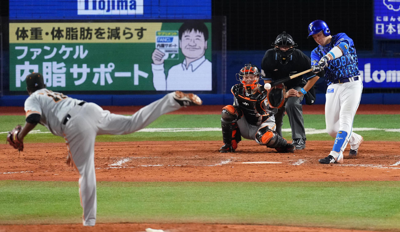 DeNA対巨人　8回裏DeNA2死、中前打を放つ牧（撮影・横山健太）