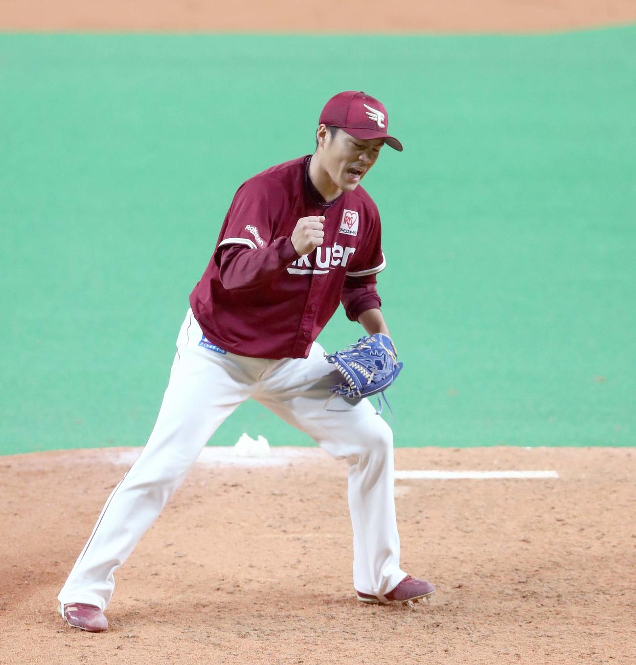 日本ハム対楽天　完封勝利しガッツポーズの則本昴（撮影・黒川智章）