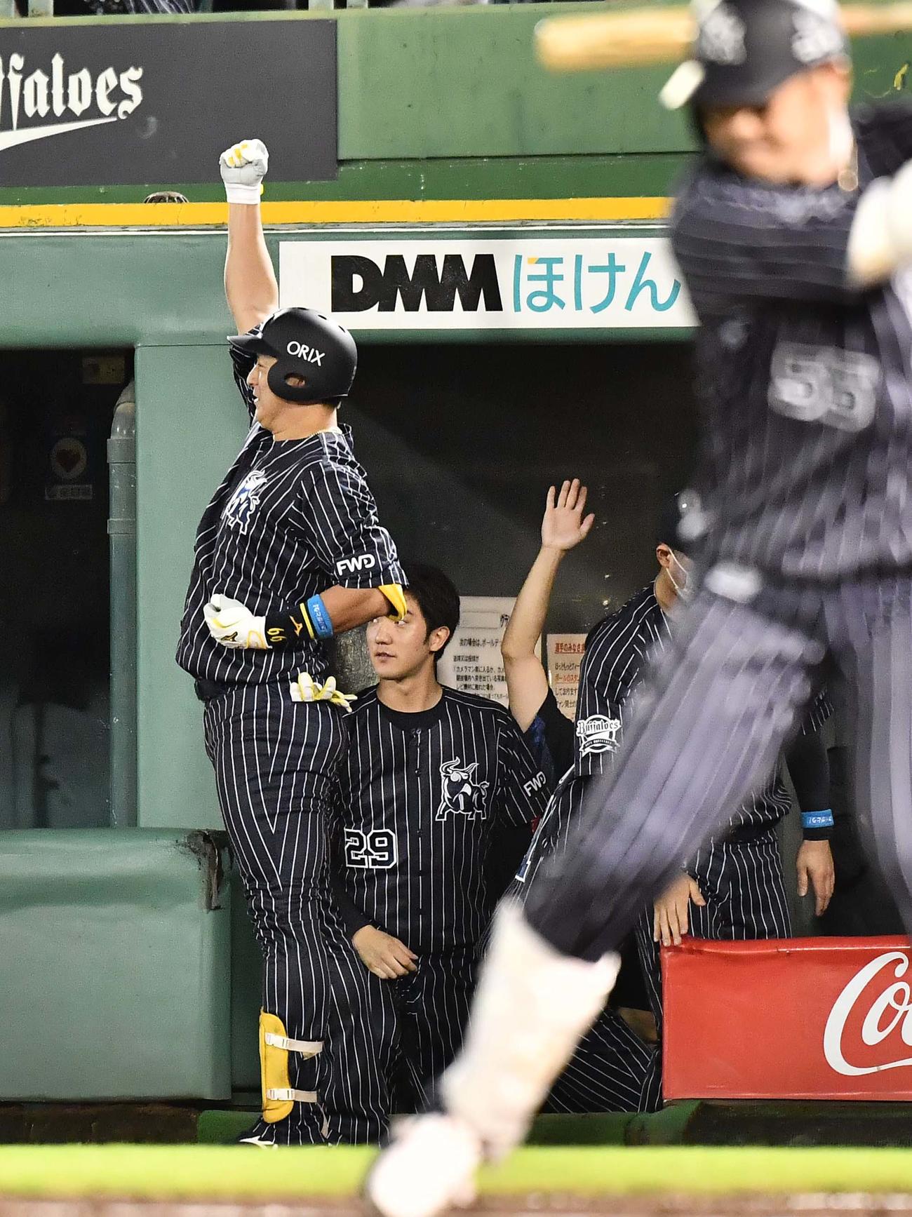 オリックス対ロッテ　6回裏オリックス無死、右越えにソロ本塁打を放ち昇天ポーズをする杉本裕太郎（撮影・上田博志）