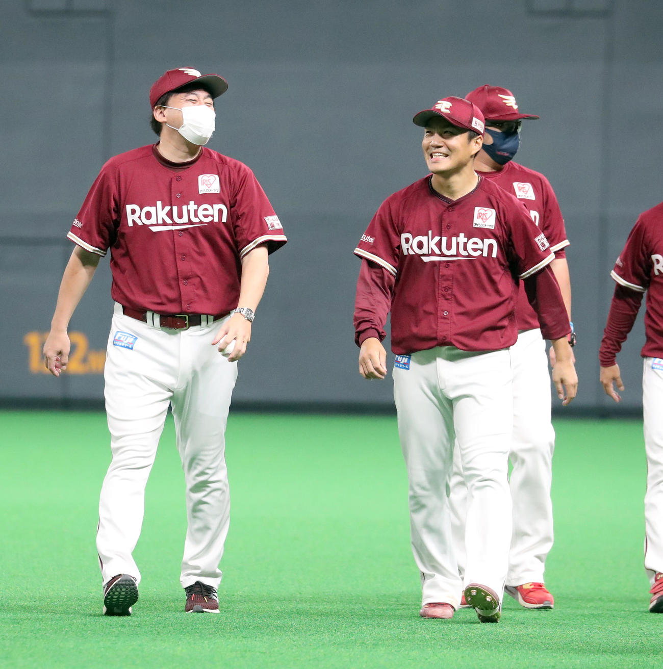 日本ハム対楽天　誕生日のウイニングボールをもらい笑顔で引き揚げる楽天石井GM兼監督（左）と勝利投手の則本昂（撮影・佐藤翔太）
