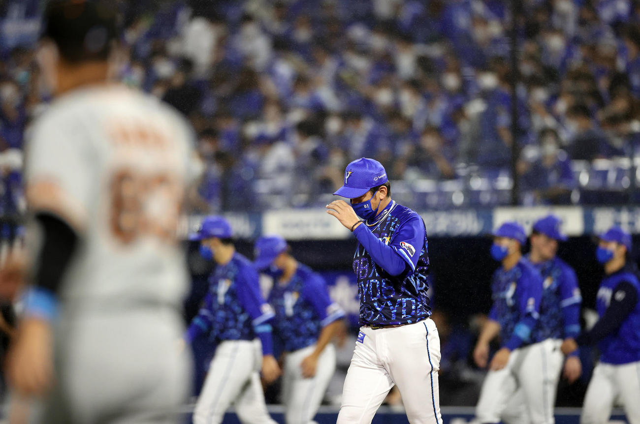 DeNA対巨人　引き分けに持ち込まれ、肩を落とす三浦監督（右）。手前は原監督（撮影・狩俣裕三）