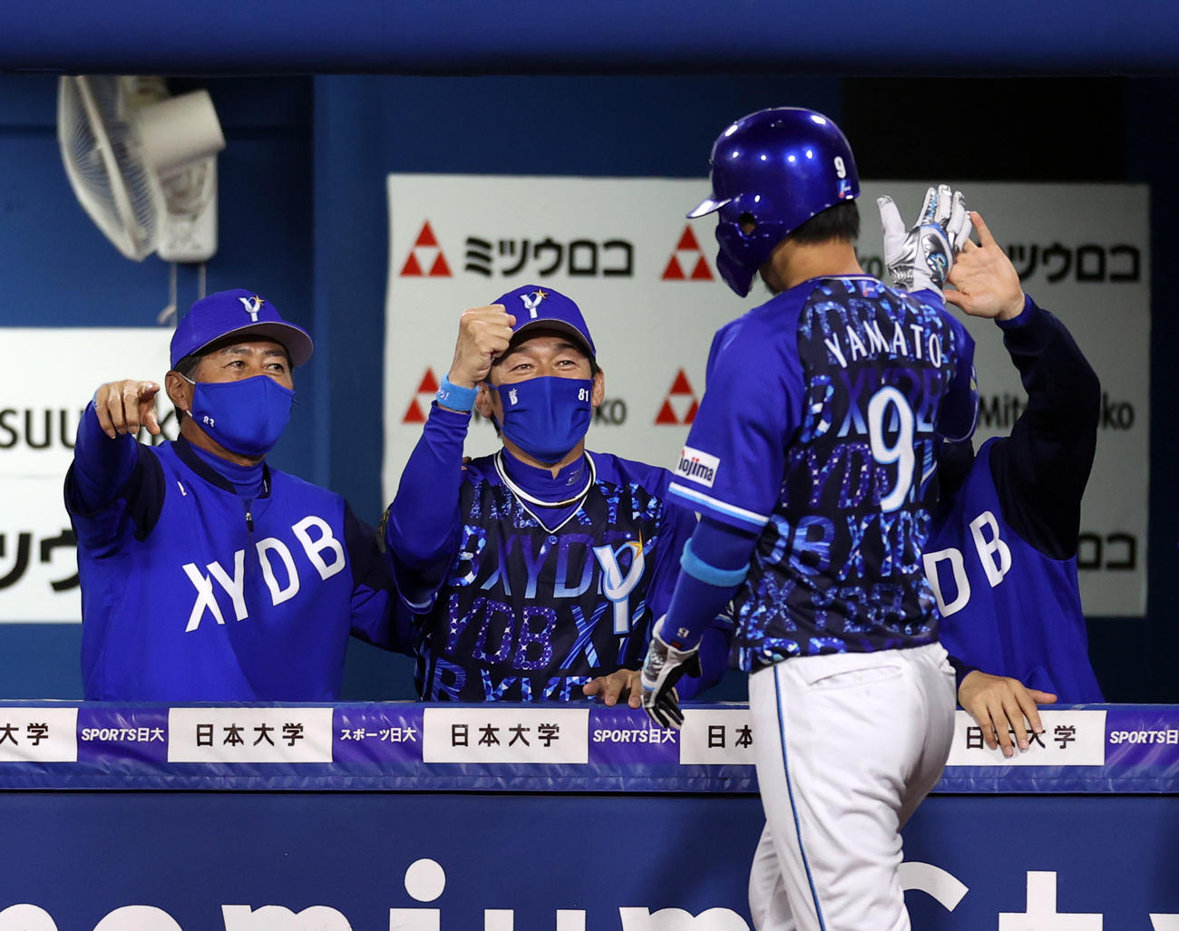 DeNA対巨人　8回裏DeNA2死一、二塁、戸柱の2点適時二塁打で生還した大和（右）を笑顔で迎える三浦監督（中央）（撮影・狩俣裕三）