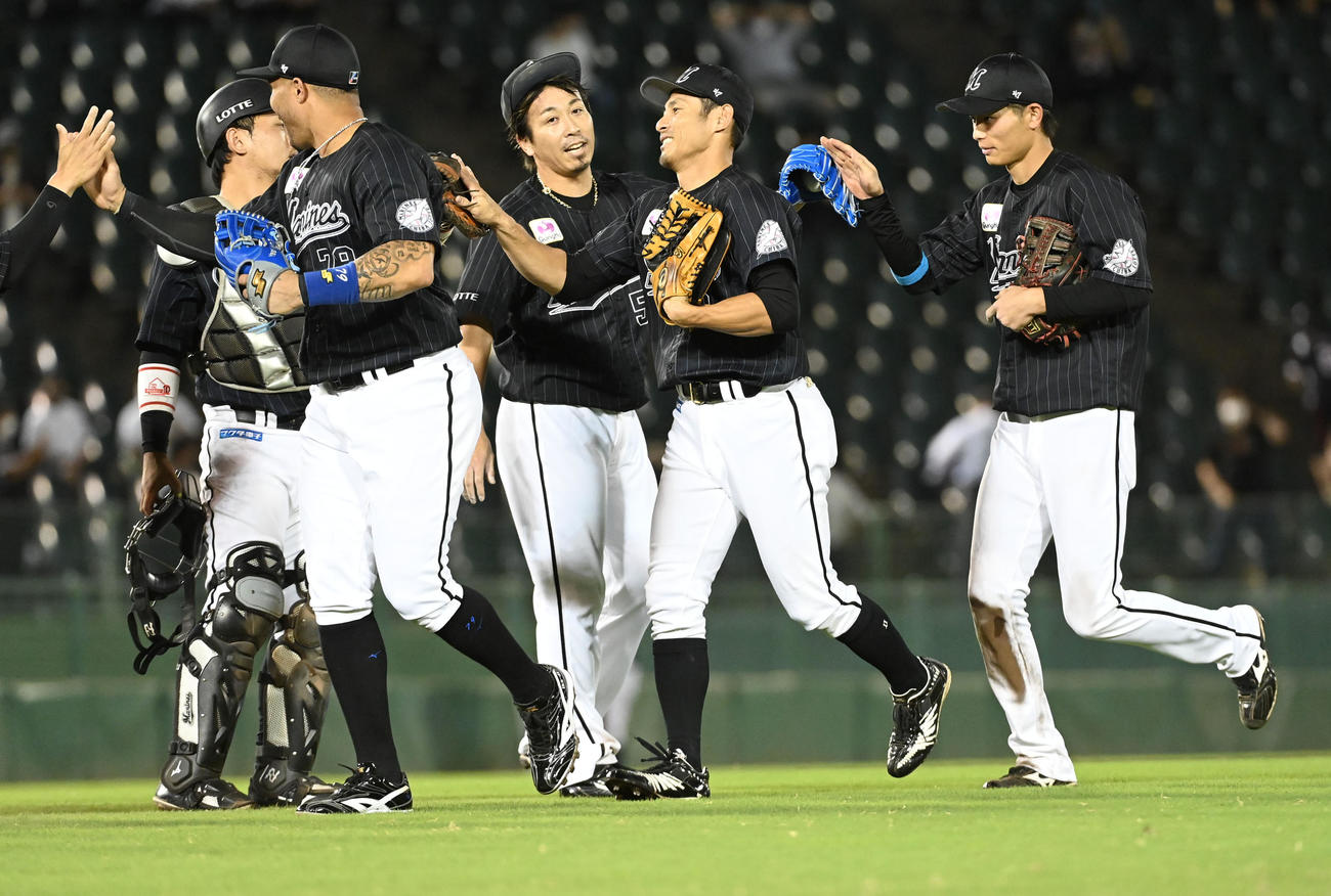 オリックス対ロッテ　オリックスと引き分け、マウンド付近で笑顔を見せるロッテナイン（撮影・前岡正明）