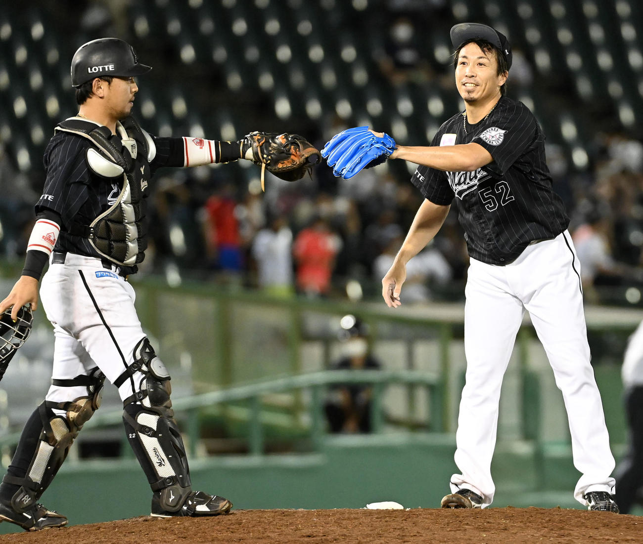 オリックス対ロッテ　オリックスと引き分け、田村（左）と笑顔でタッチする益田（撮影・前岡正明）
