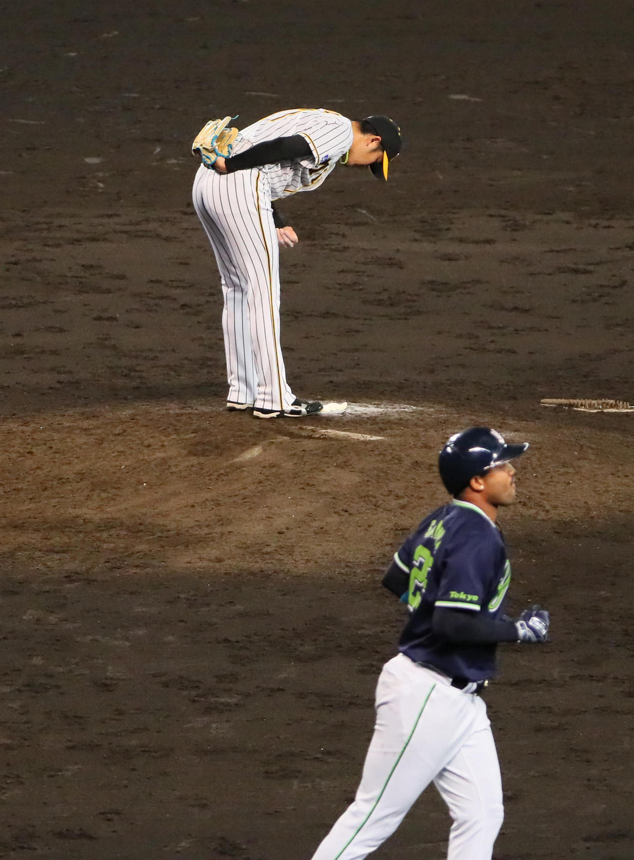阪神対ヤクルト　7回表ヤクルト2死満塁、岩貞はサンタナに押し出し四球を与え、13点目を失う（撮影・宮崎幸一）